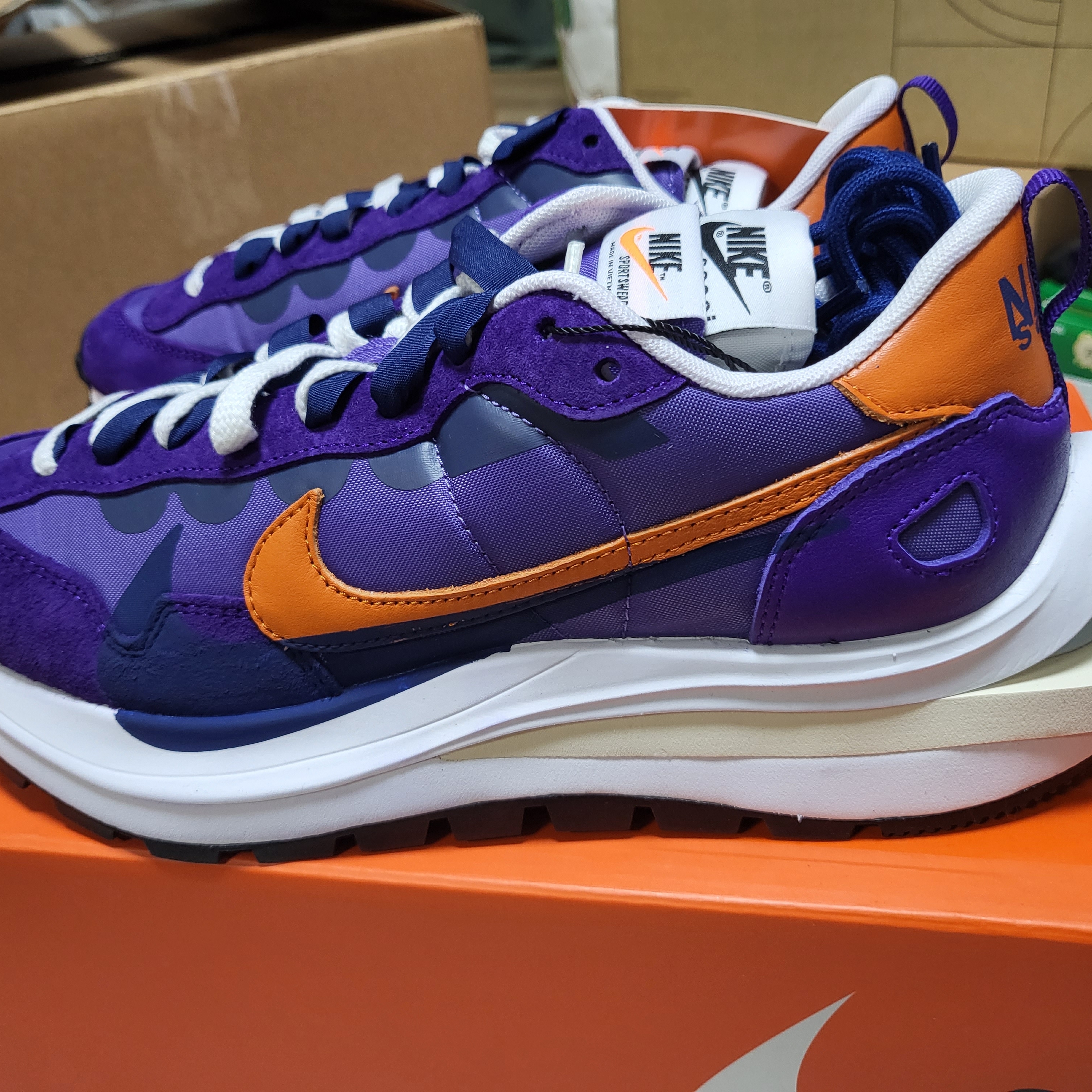 Nike x Sacai VaporWaffle Dark Iris 착용 스타일 - 2