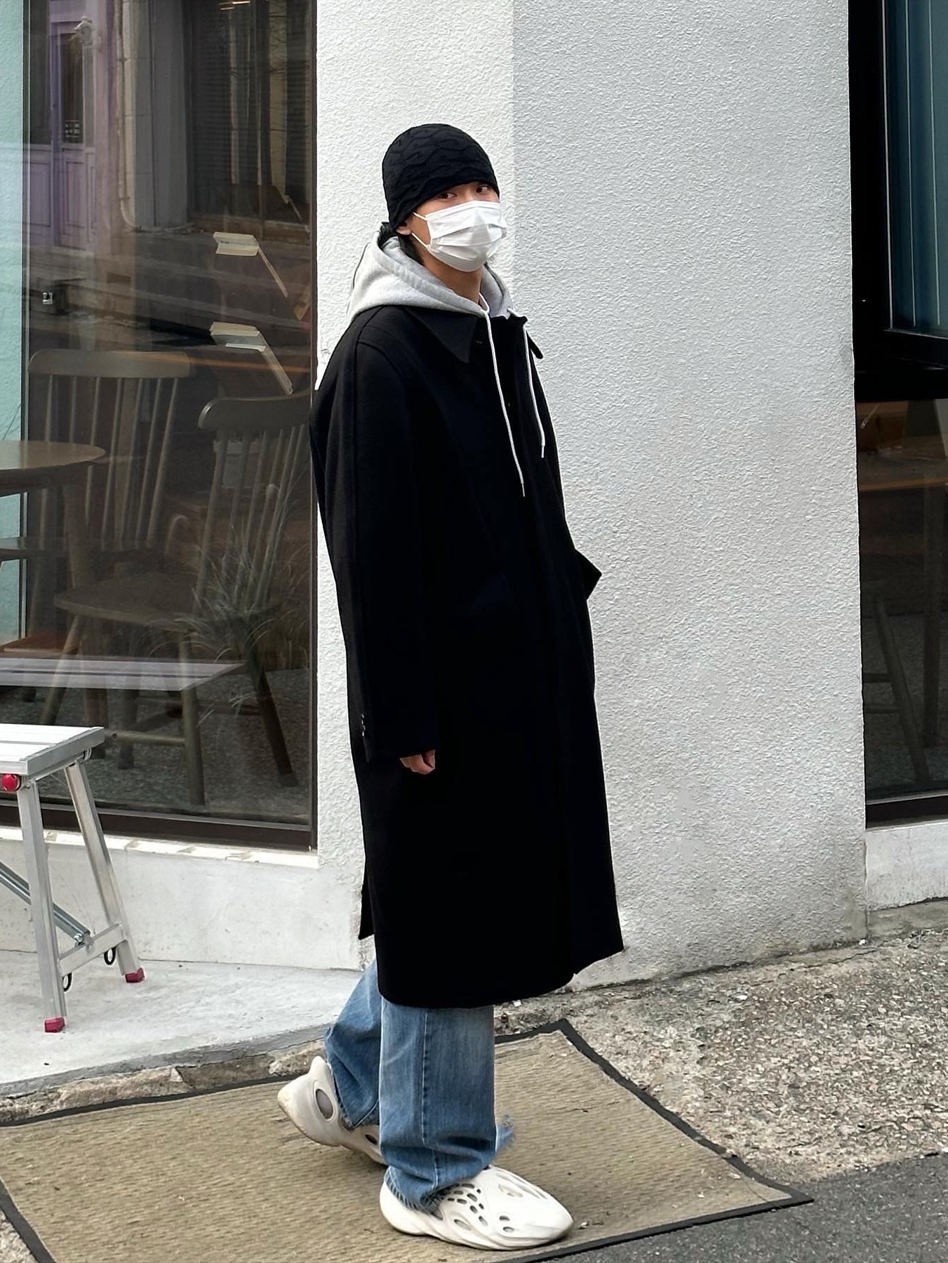 Adidas Yeezy Foam RNNR Sand, Nike NRG Solo Swoosh Fleece Hoodie Dark Grey Heather - Asia 착용 스타일 - 2
