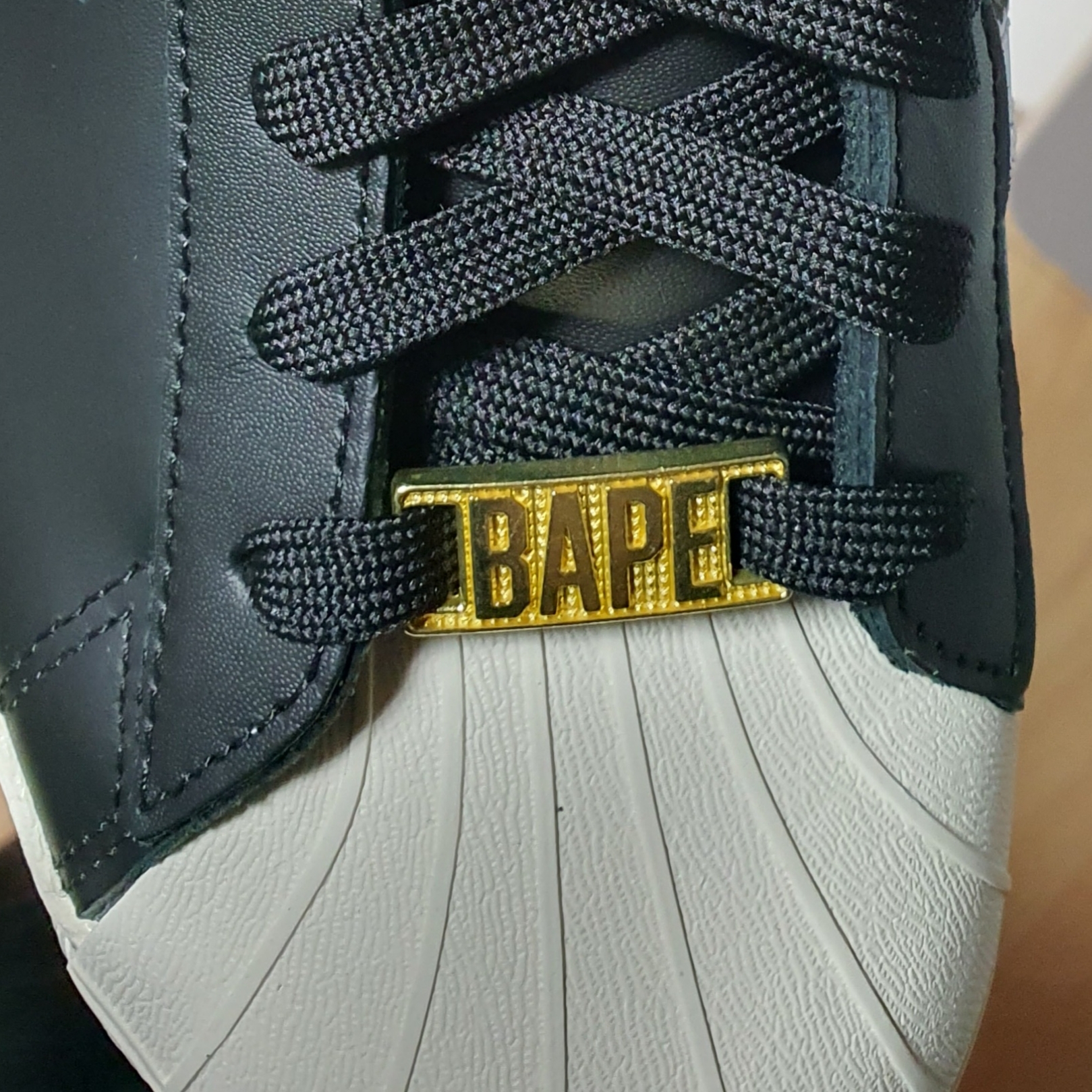 Adidas x BAPE Superstar 80s Core Black Off White 착용 스타일 - 3