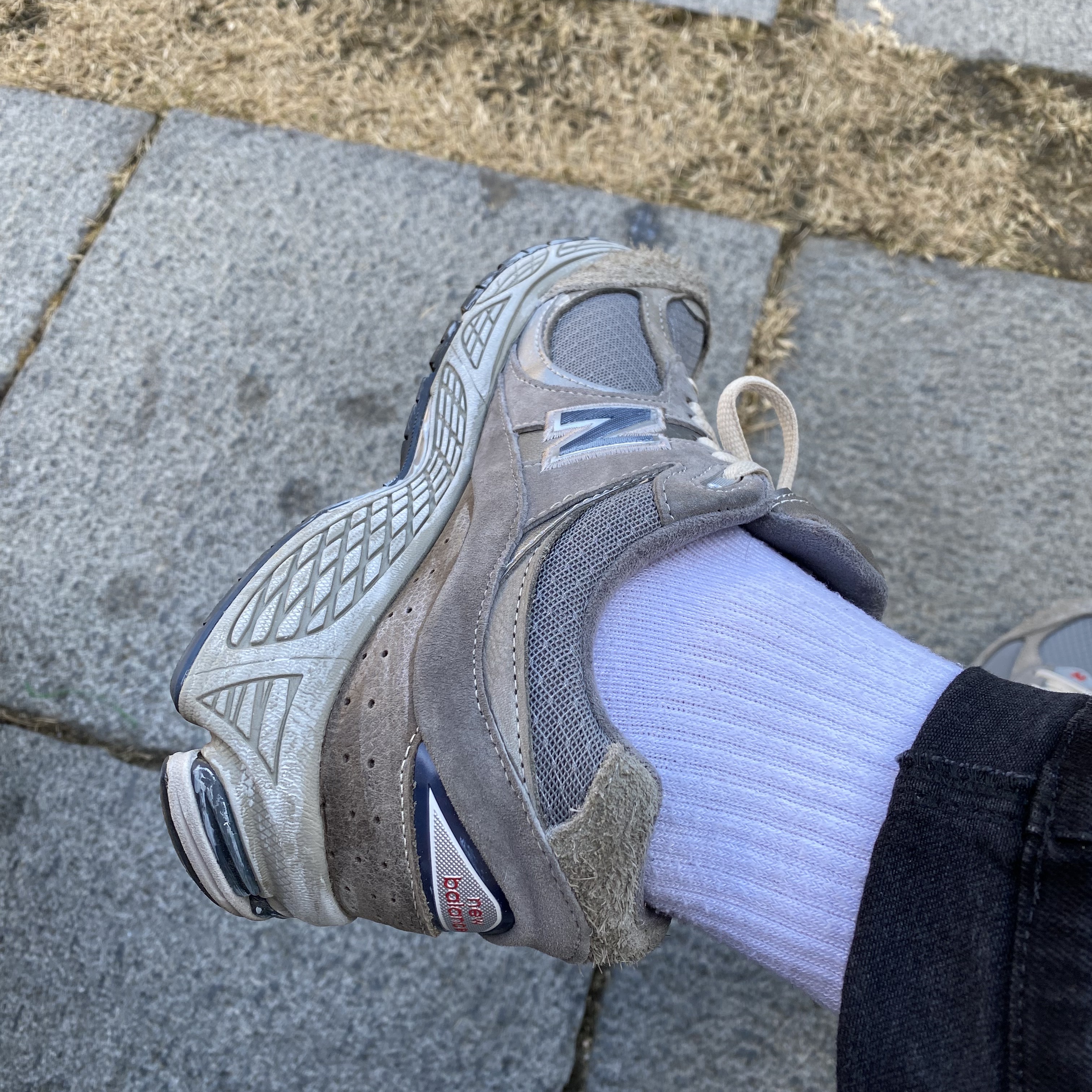 New Balance 2002R Premium Vintage Grey 착용 스타일 - 2