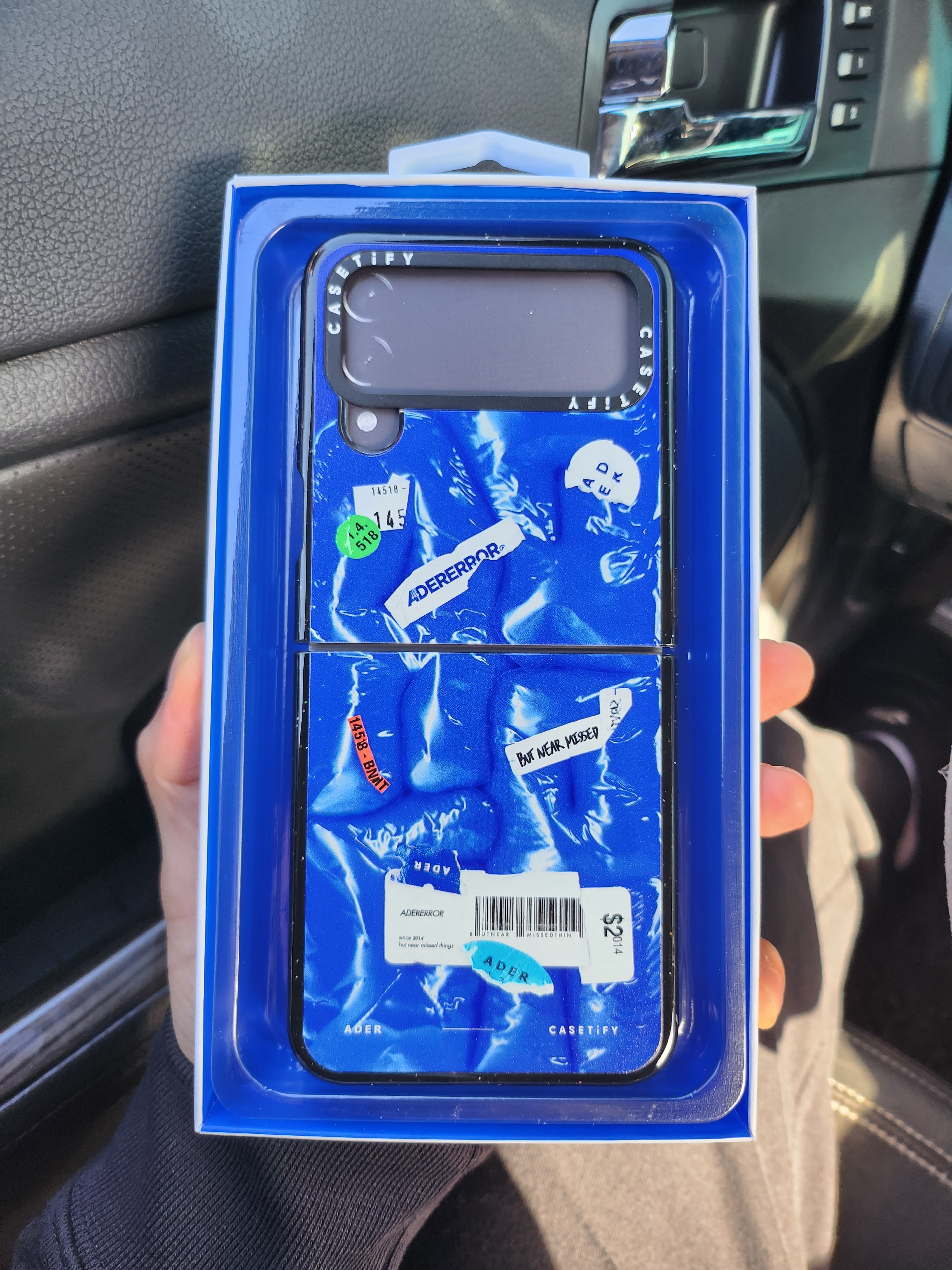 Casetify x Ader Error Galaxy Tube Case Blue 착용 스타일 - 2