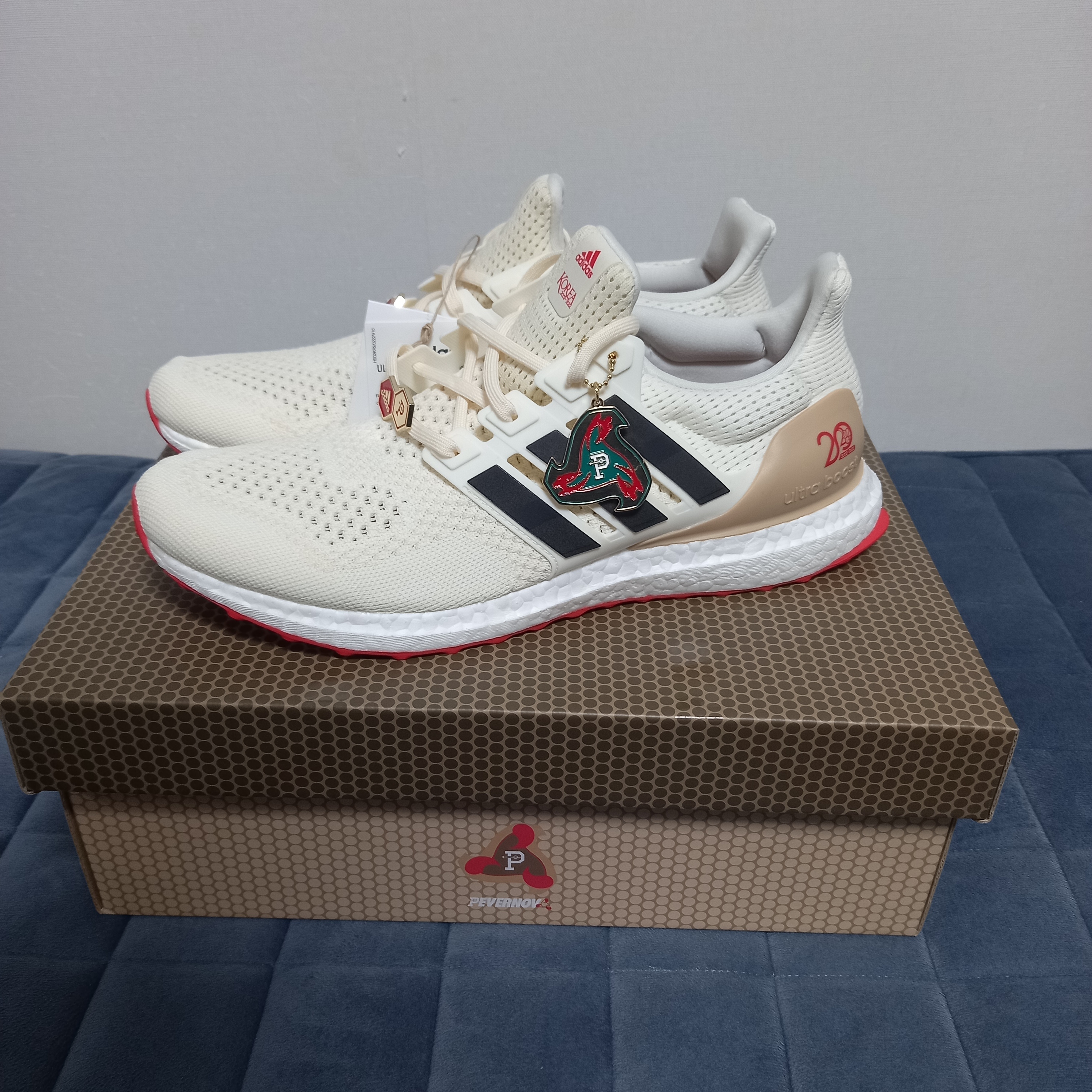 Adidas x Over The Pitch Ultraboost DNA Seoul Off White (Over The Pitch Package) 착용 스타일 - 1