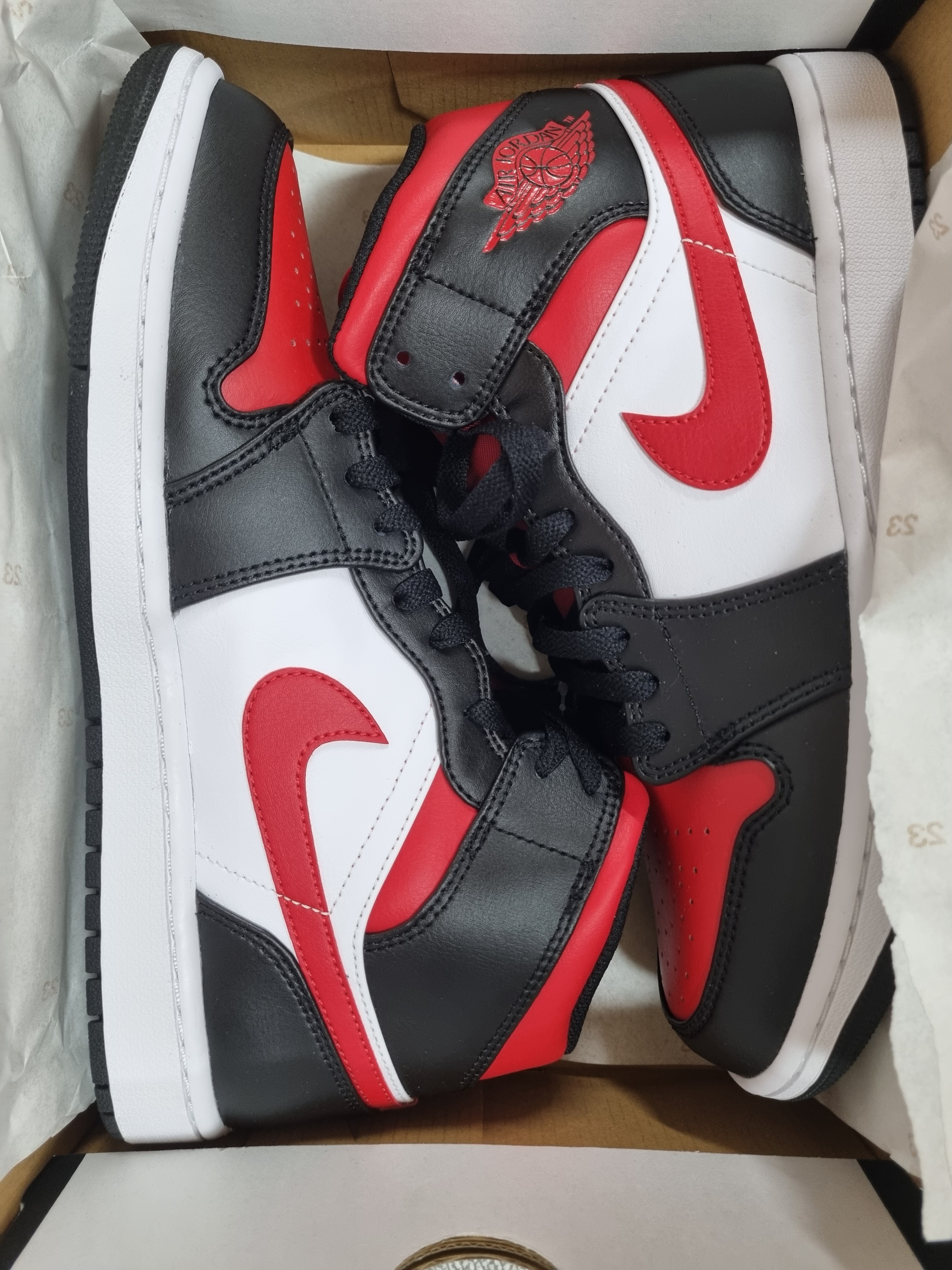 Jordan 1 Mid Black Fire Red 착용 스타일