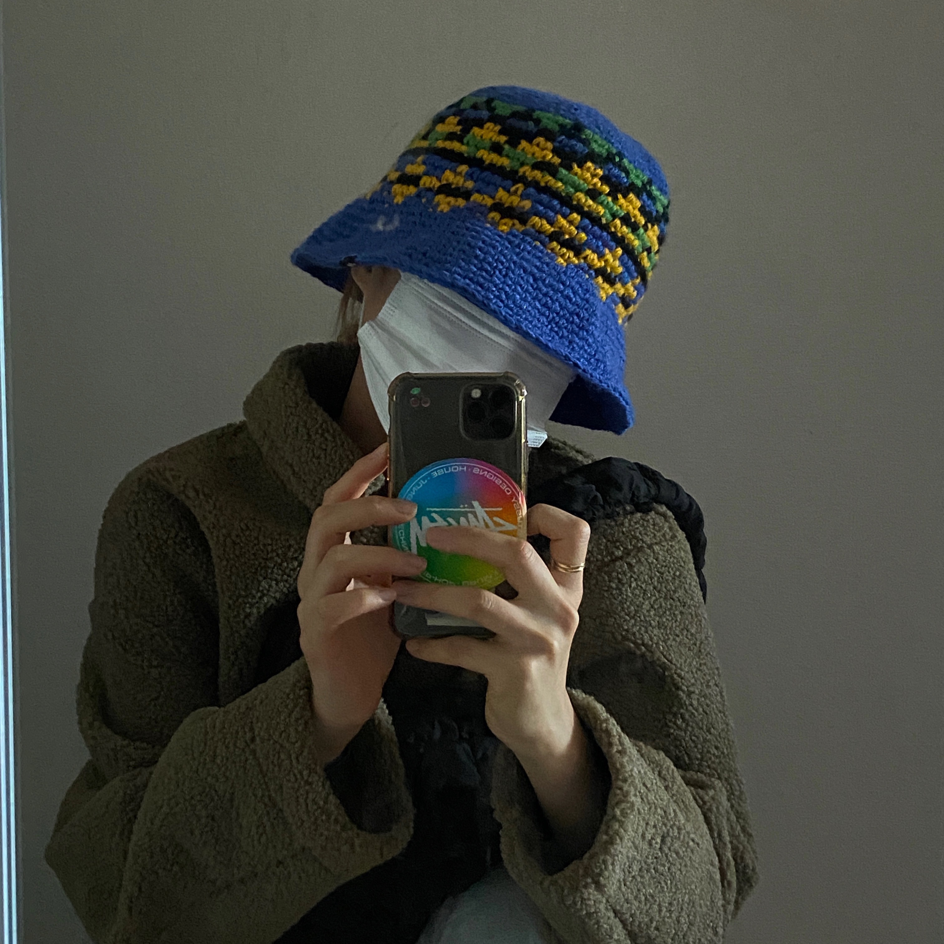 Stussy Fairisle Bucket Hat Blue, COS Quilted Mini Bag Black 착용 스타일