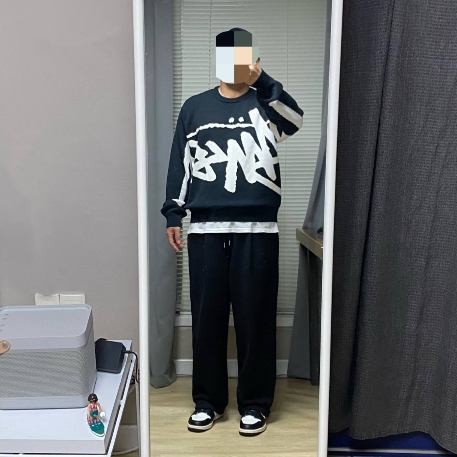 Stussy Stock Sweater Black, Jordan 1 Retro High OG Black Mocha 착용 스타일 - 1