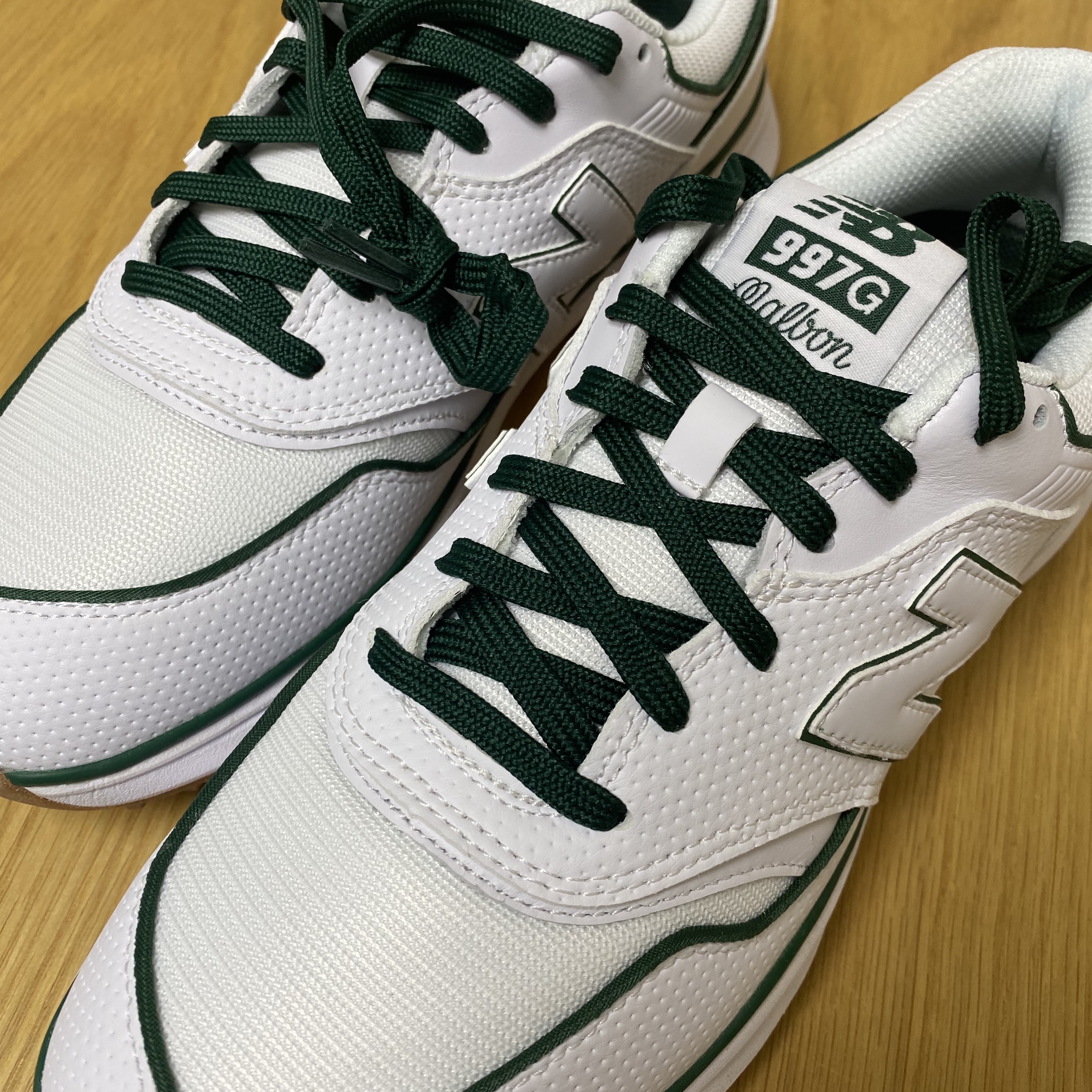 New Balance x Malbon 997 Golf White Green 착용 스타일 - 2