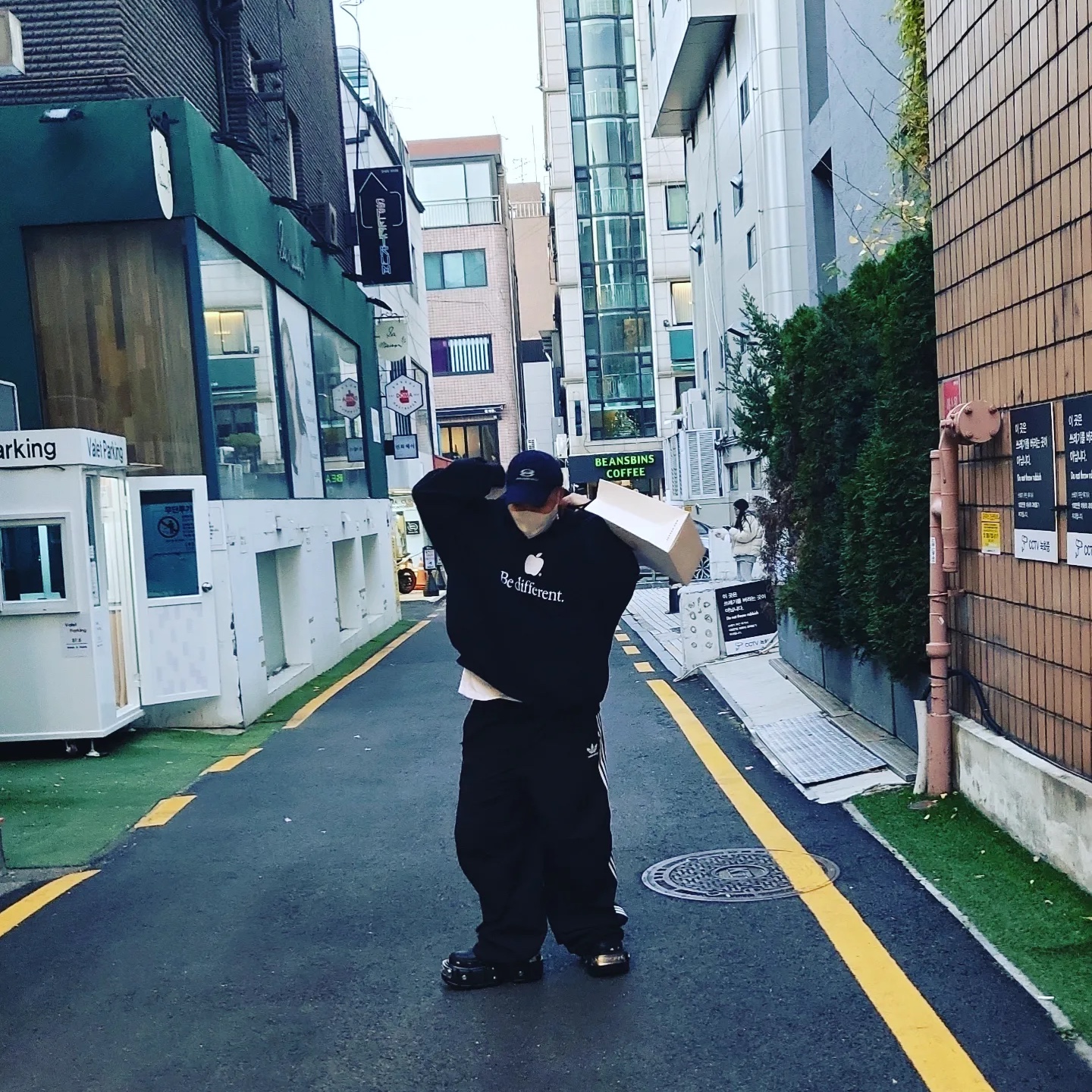 Balenciaga x Crocs Hardcrocs Slide Black, Balenciaga x Adidas Tracksuit Trousers Black 착용 스타일 - 3