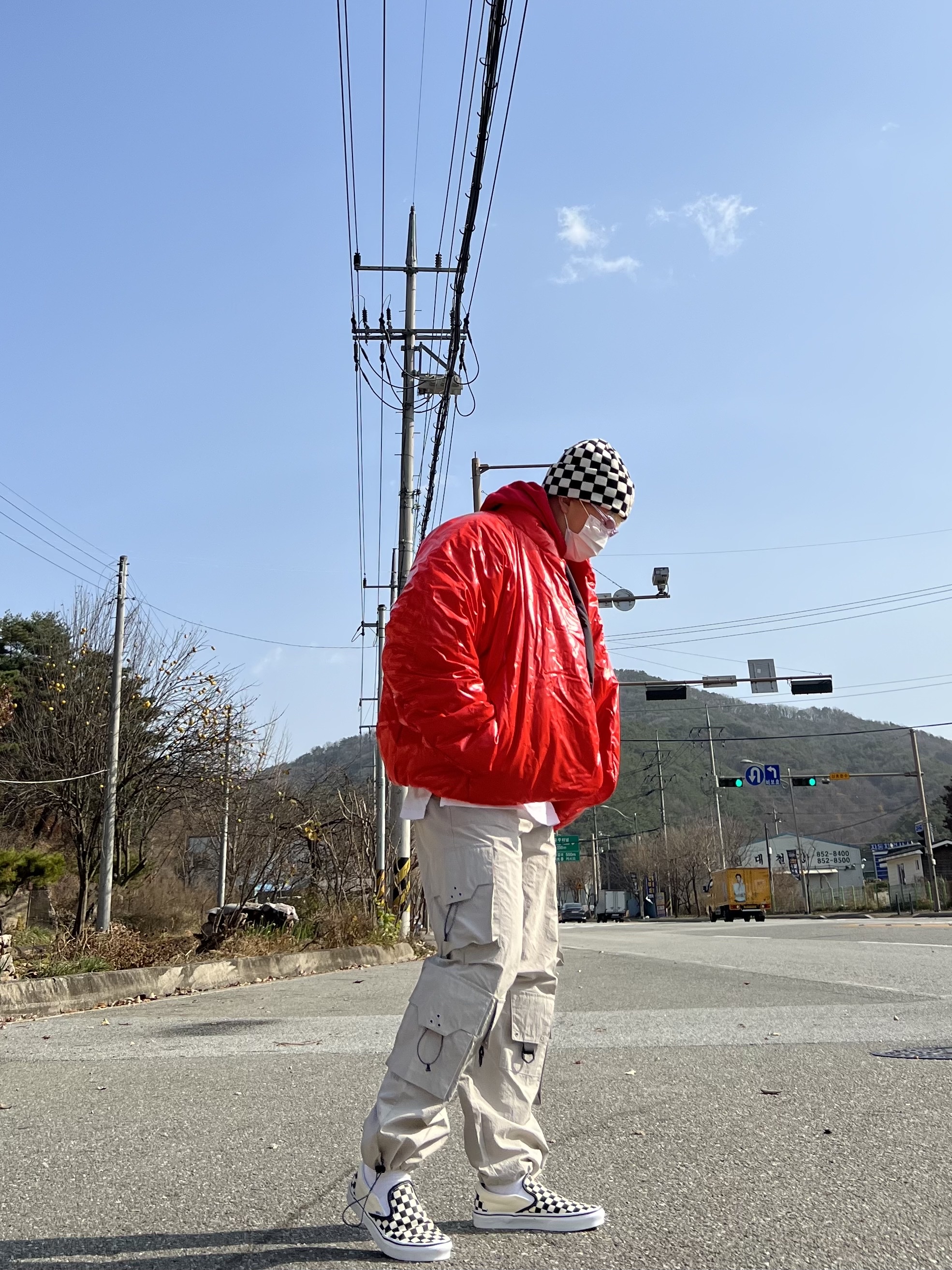 Yeezy Gap Round Jacket Red, Yeezy Gap Hoodie Red 착용 스타일 - 3