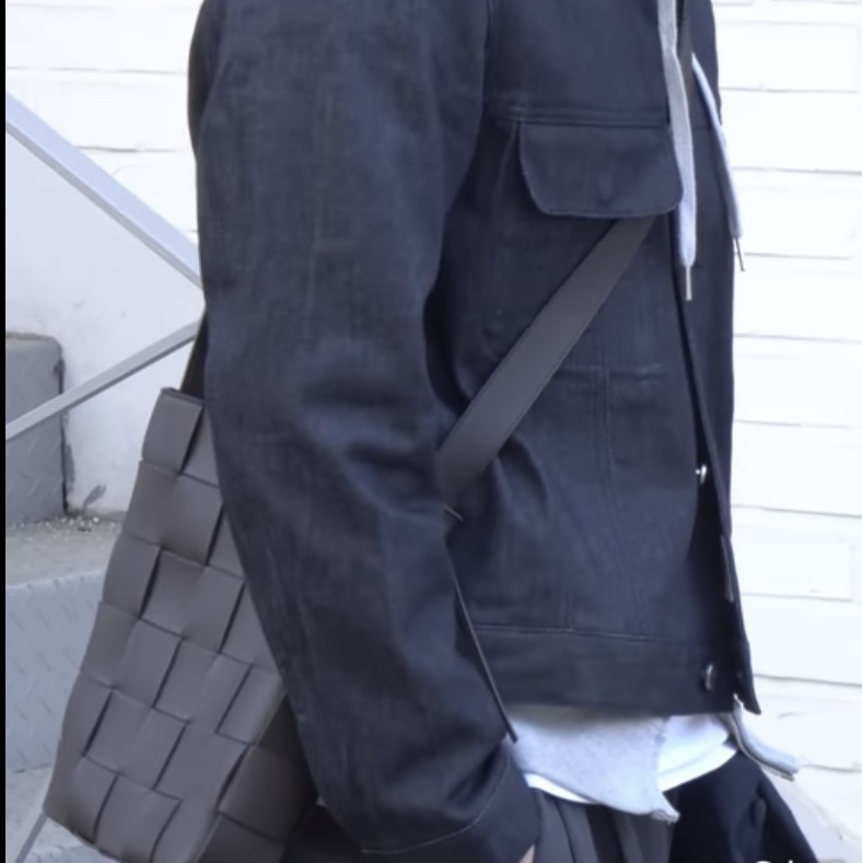 Bottega Veneta Leather Messenger Cassette Black 착용 스타일
