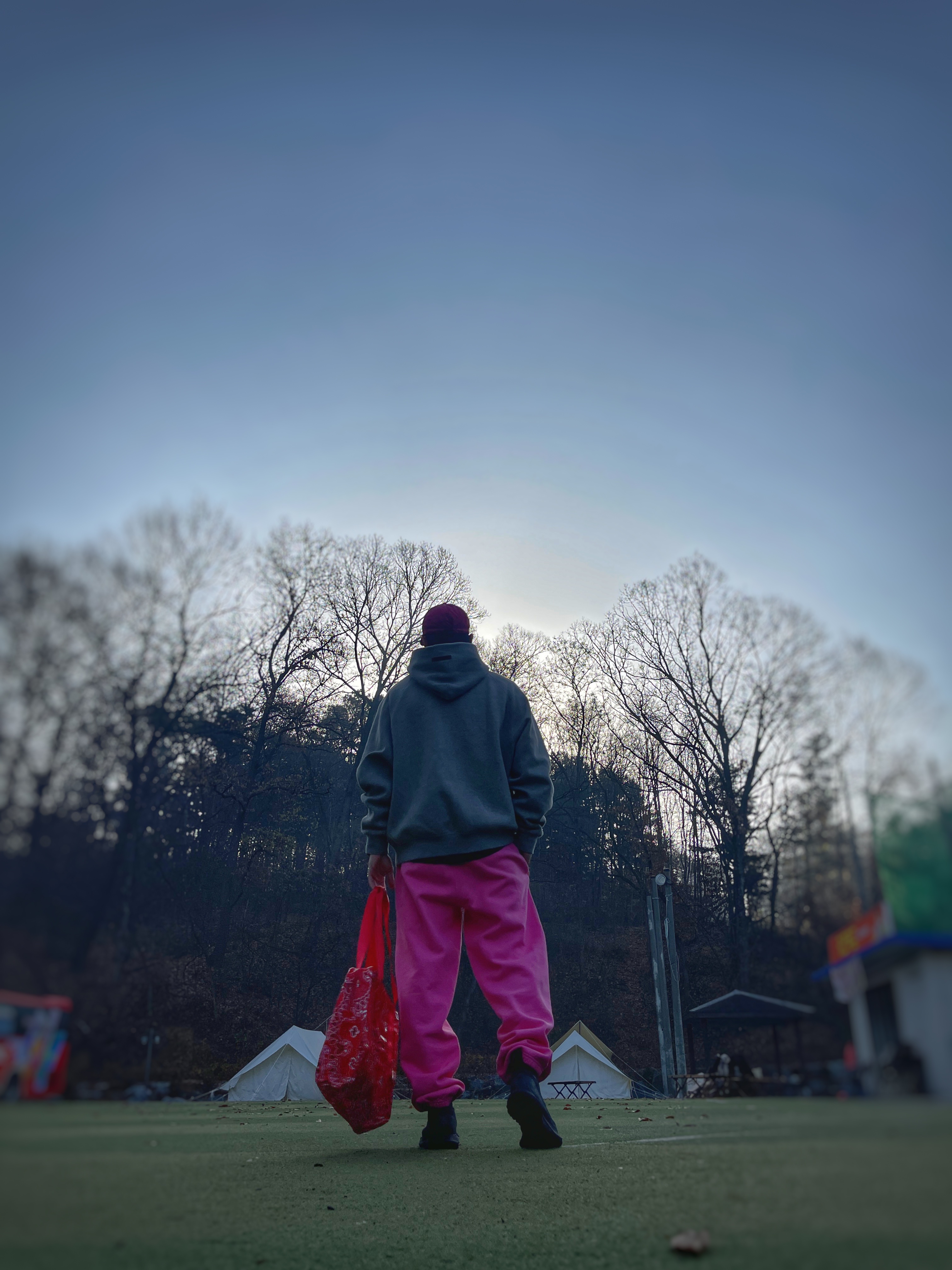 Supreme Bandana Tarp Small Duffle Bag Red - 21SS, Nike x Stussy NRG Washed Fleece Pants Lotus PInk (DO5296-670) 착용 스타일 - 3