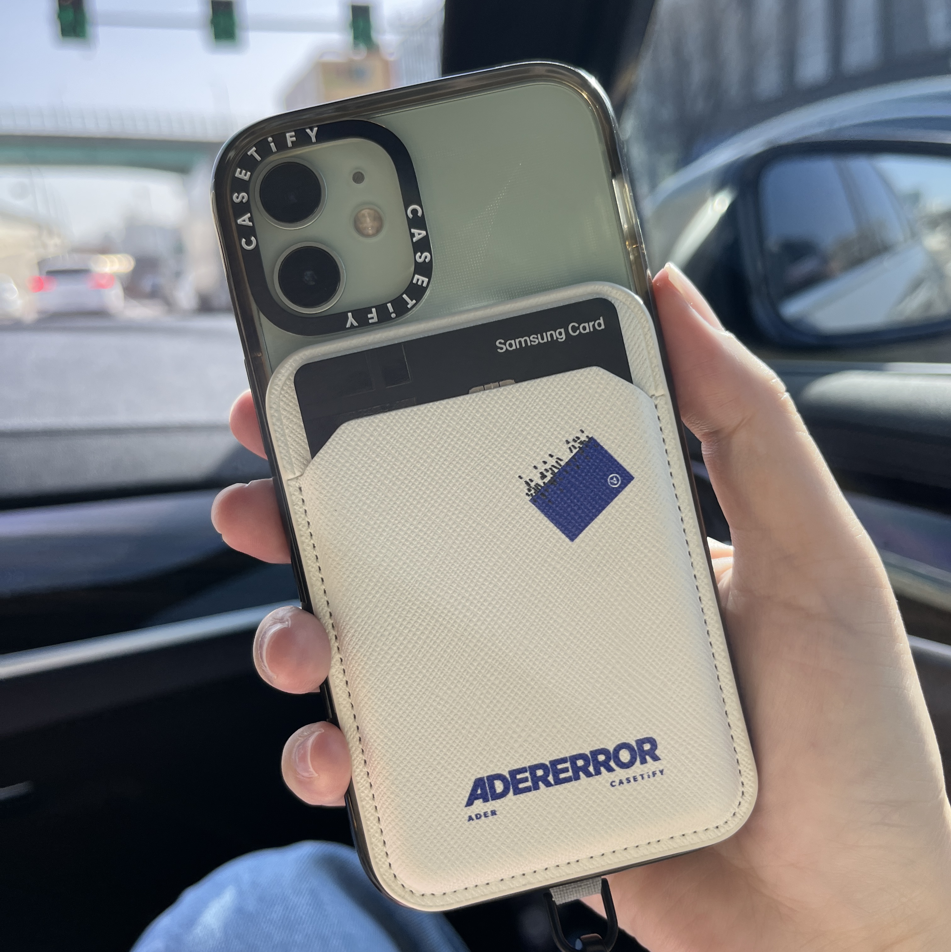 Casetify x Ader Error Magsafe Wallet White 착용 스타일