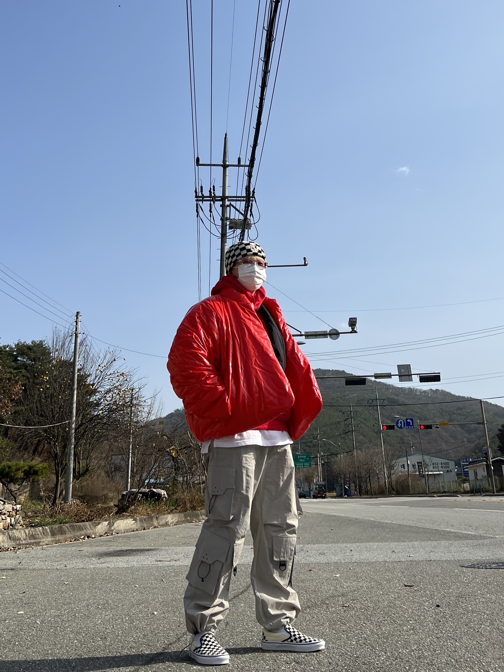 Yeezy Gap Round Jacket Red, Yeezy Gap Hoodie Red 착용 스타일 - 1
