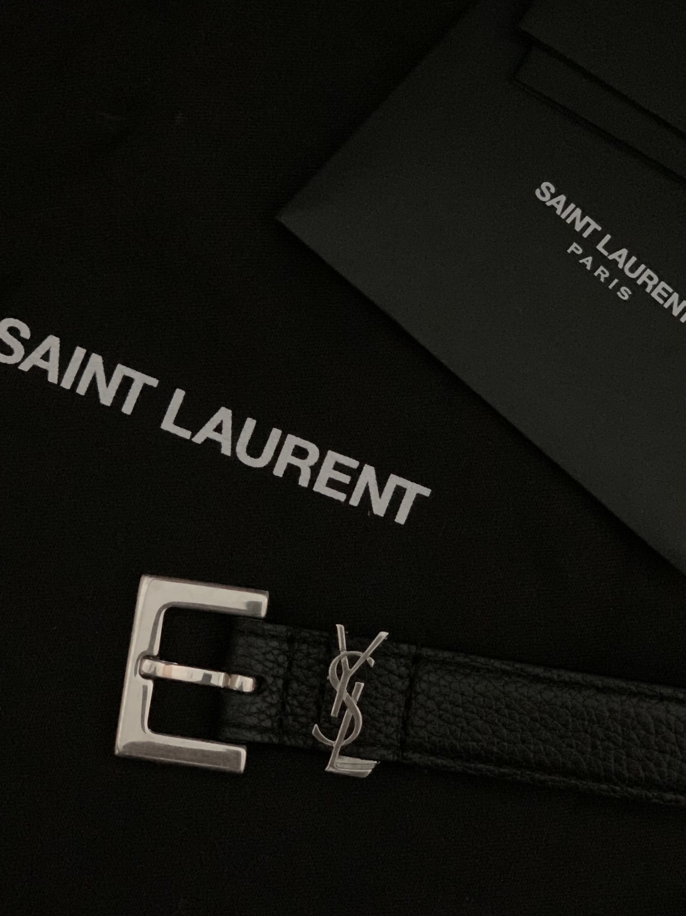 Saint Laurent Grained Leather Silver Monogram Slim Belt Black 착용 스타일 - 2