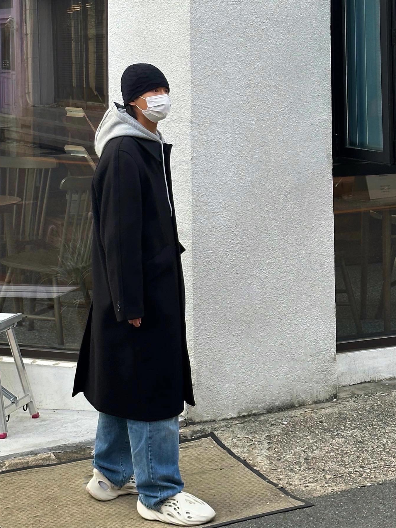 Adidas Yeezy Foam RNNR Sand, Nike NRG Solo Swoosh Fleece Hoodie Dark Grey Heather - Asia 착용 스타일 - 1
