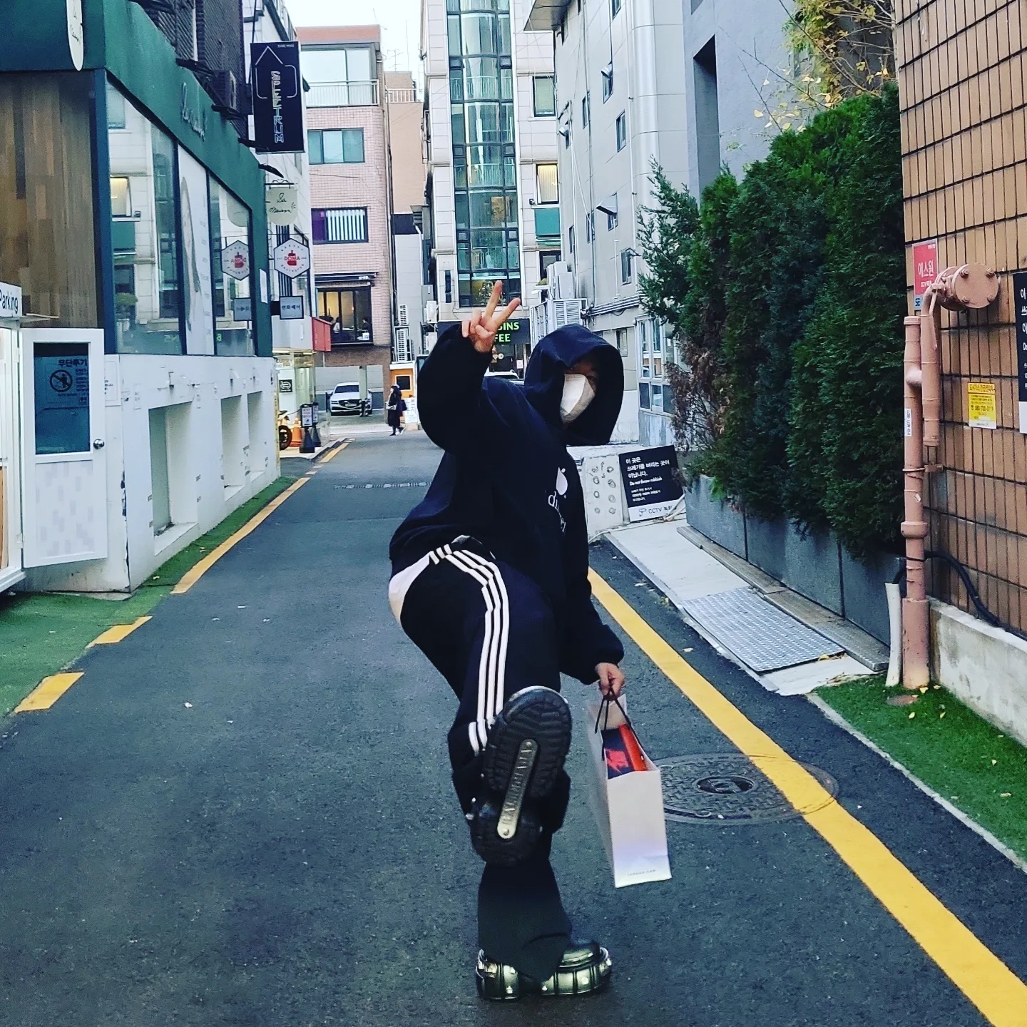 Balenciaga x Crocs Hardcrocs Slide Black, Balenciaga x Adidas Tracksuit Trousers Black 착용 스타일 - 2