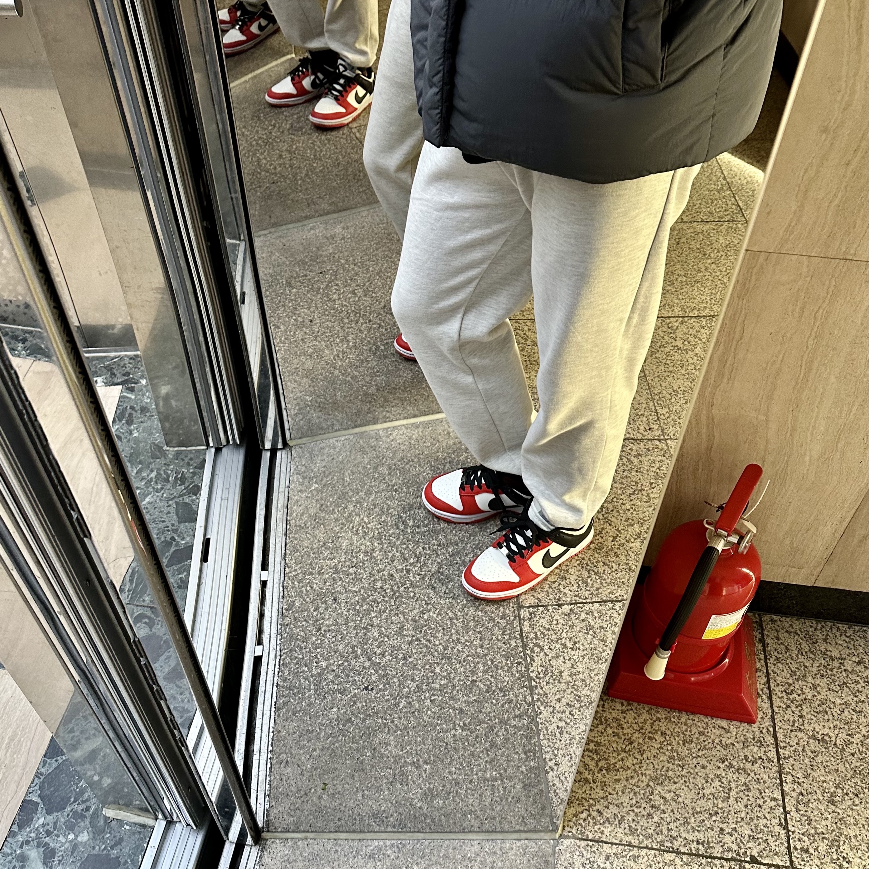 Nike x NBA Dunk Low Retro EMB Black and Chile Red 착용 스타일