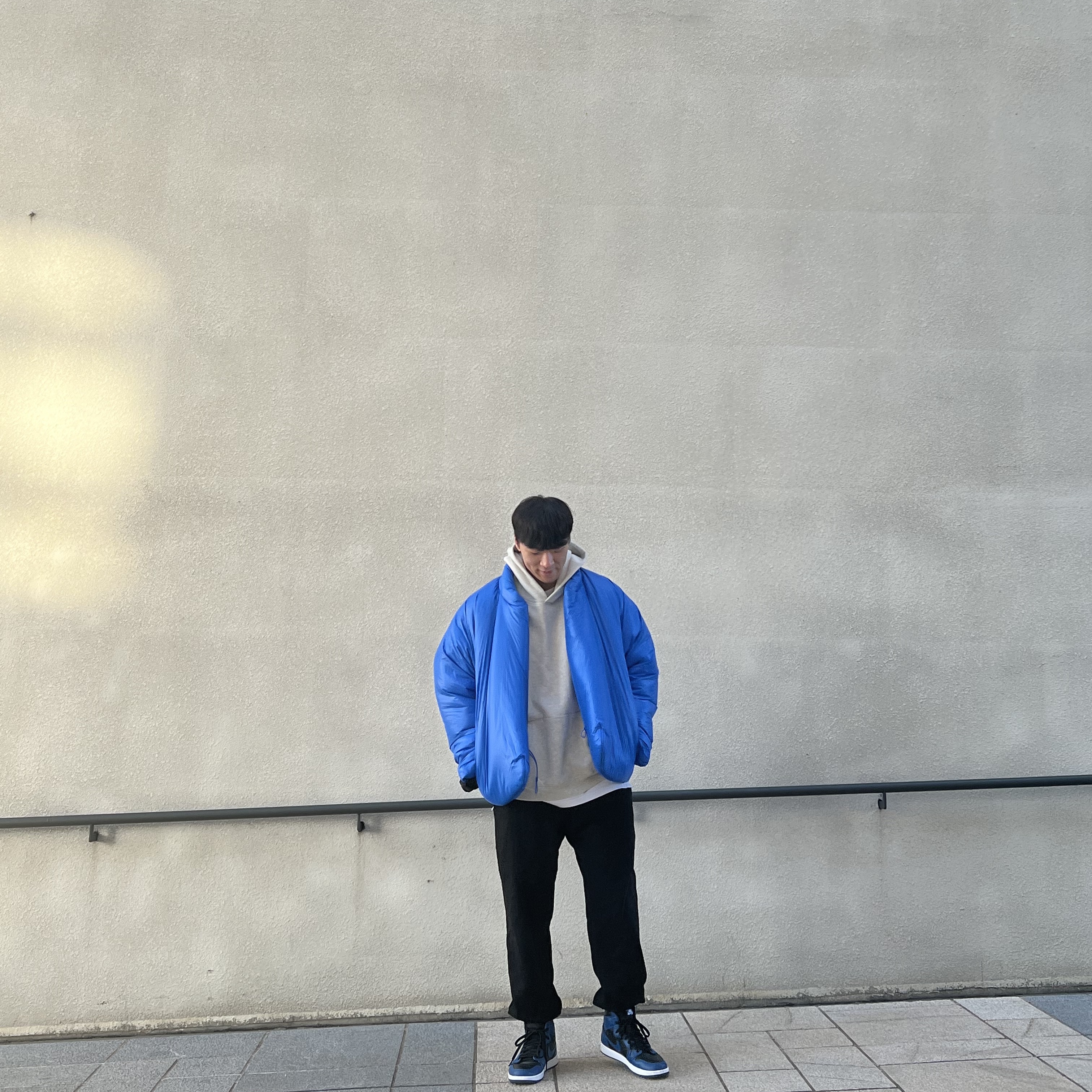 Essentials The Core Collection Hoodie Light Oatmeal, Yeezy Gap Round Jacket Blue 착용 스타일 - 2