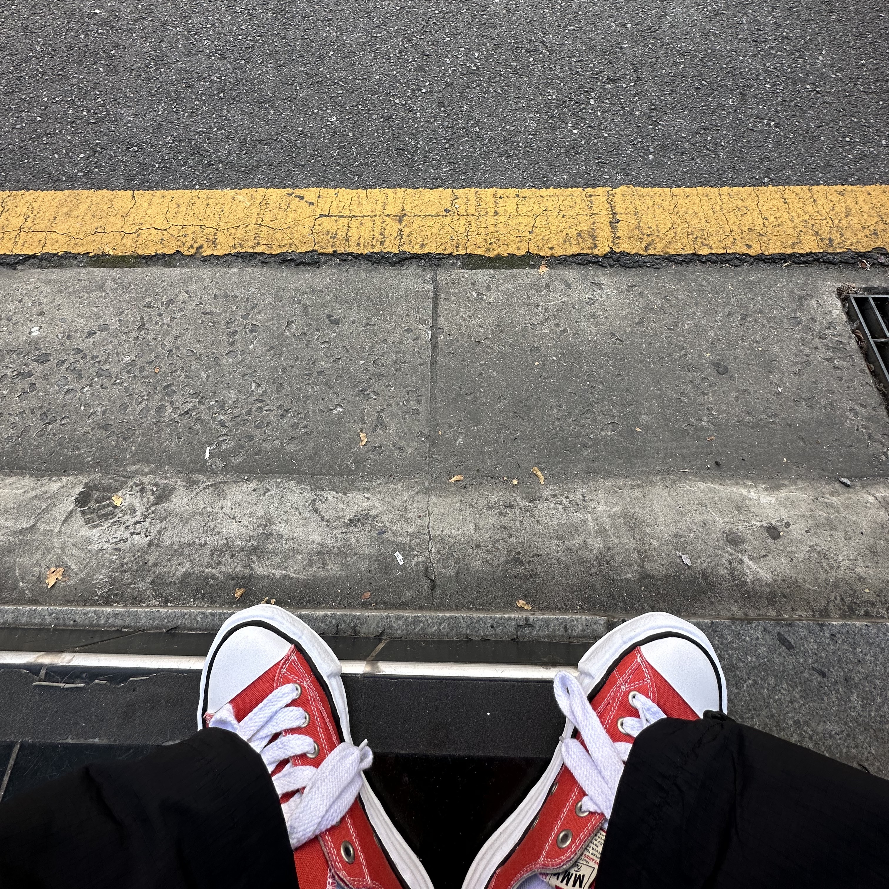Maison Mihara Yasuhiro Peterson OG Sole Canvas Low Sneakers Orange 착용 스타일