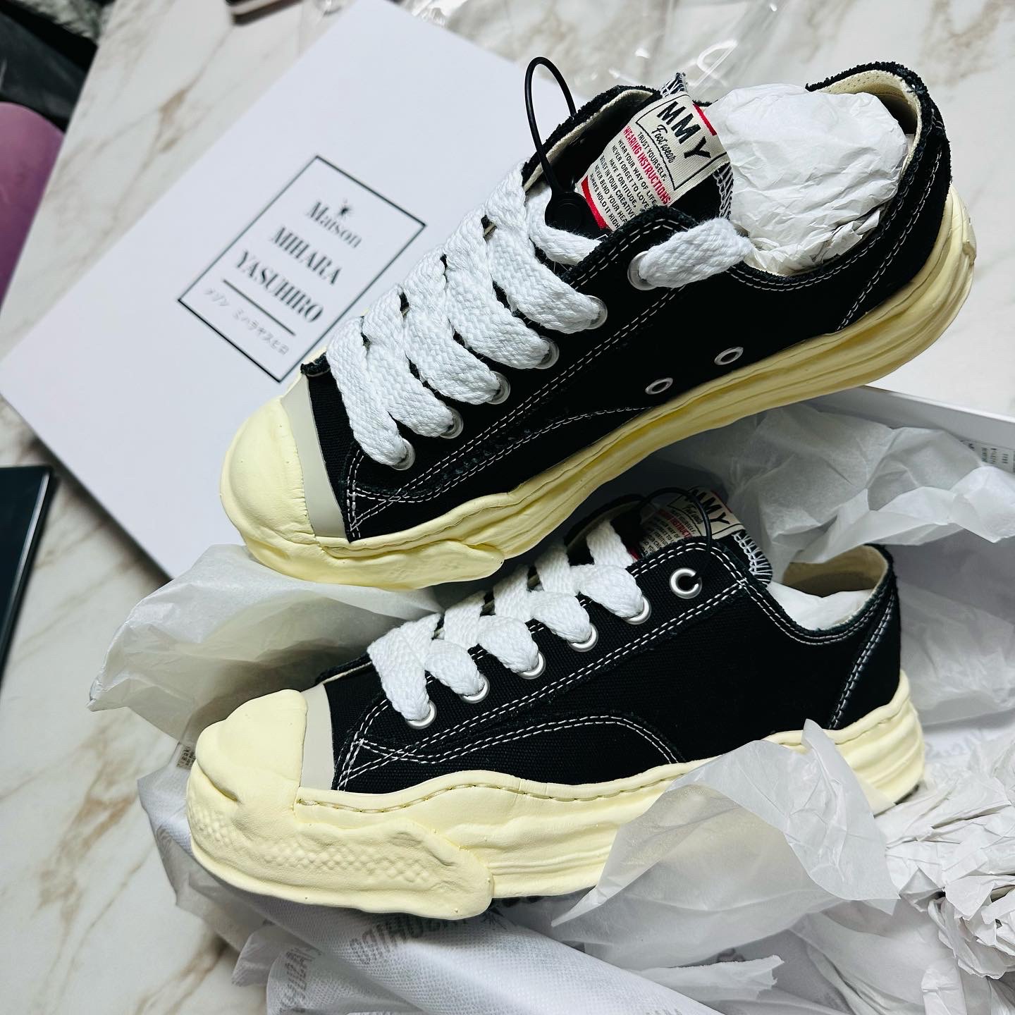 Maison Mihara Yasuhiro Hank VL OG Sole Canvas Low-top Sneakers Black 착용 스타일 - 1