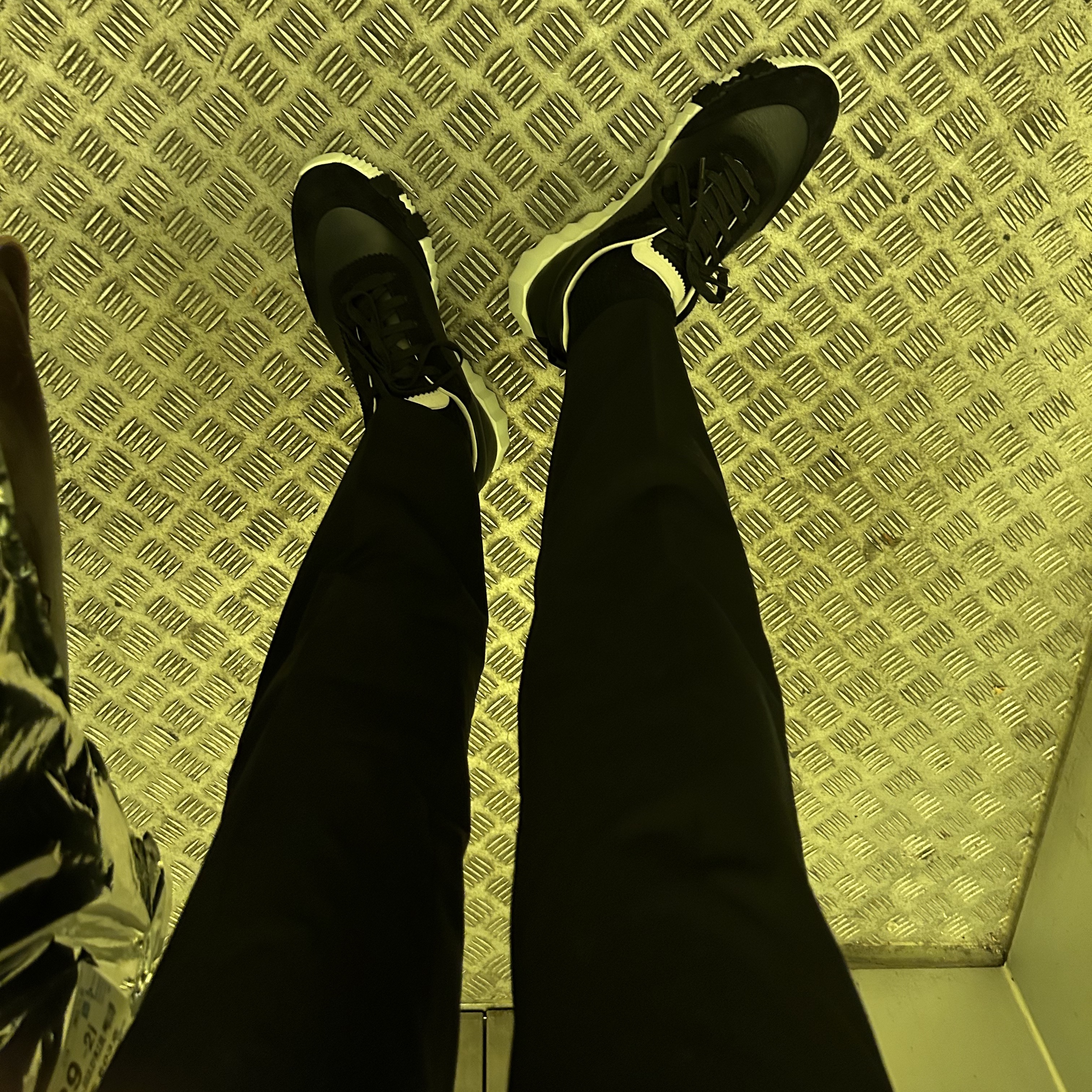Hermes Bouncing Sneakers Calfskin Suede Goatskin & Noir 착용 스타일