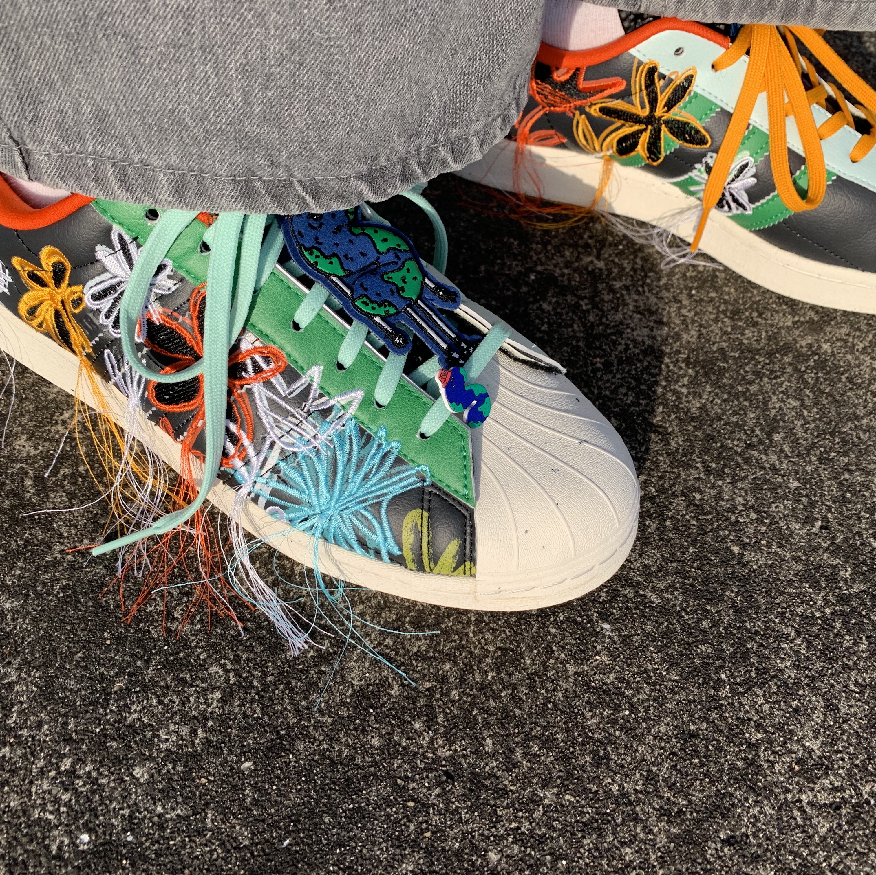 Adidas x Sean Wotherspoon Superstar Superearth Black, Sony WH-1000XM4 Platinum Silver (Korean Ver.) 착용 스타일 - 1