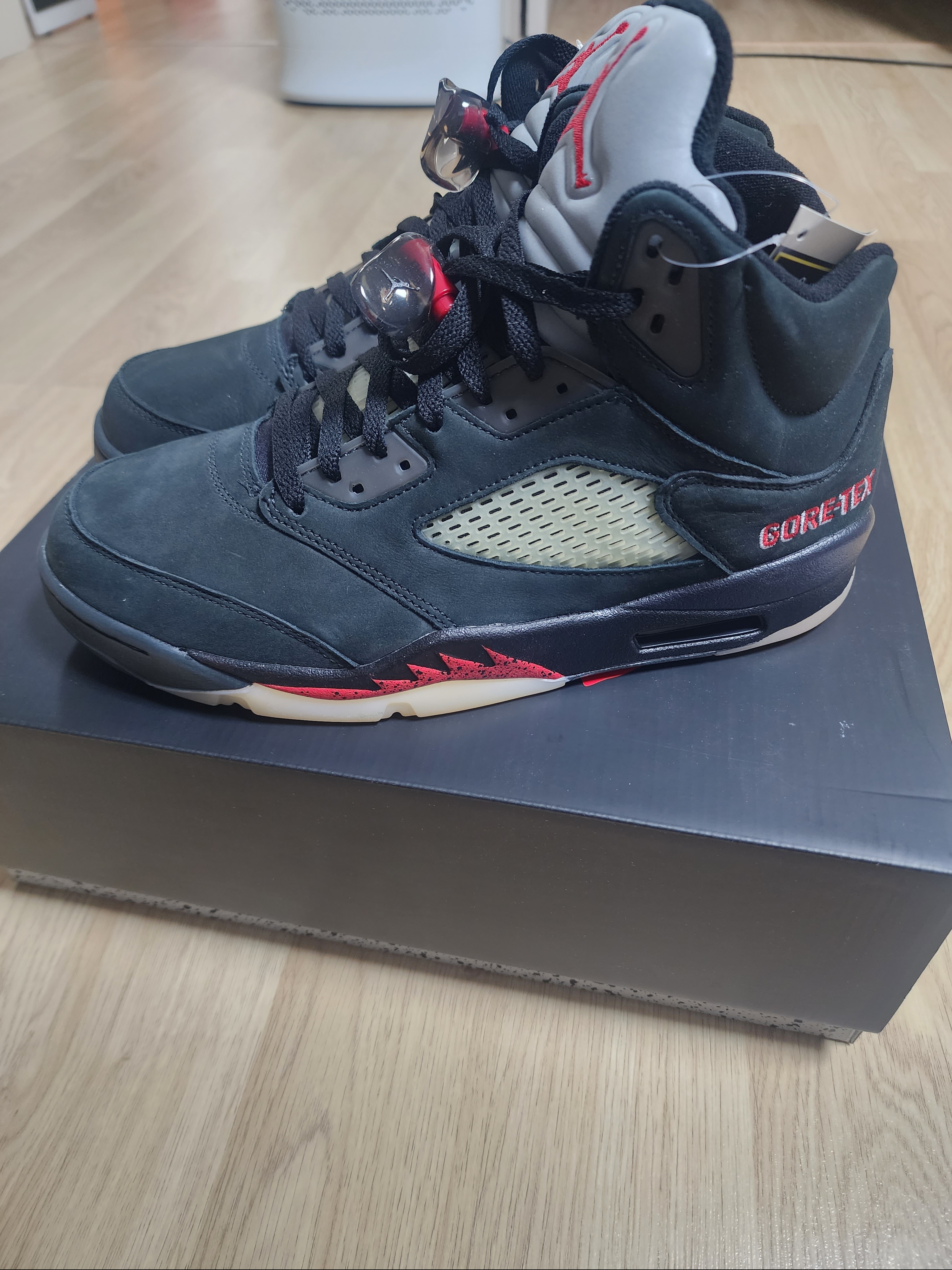 (W) Jordan 5 Retro Gore-Tex Off Noir Fire Red 착용 스타일 - 3