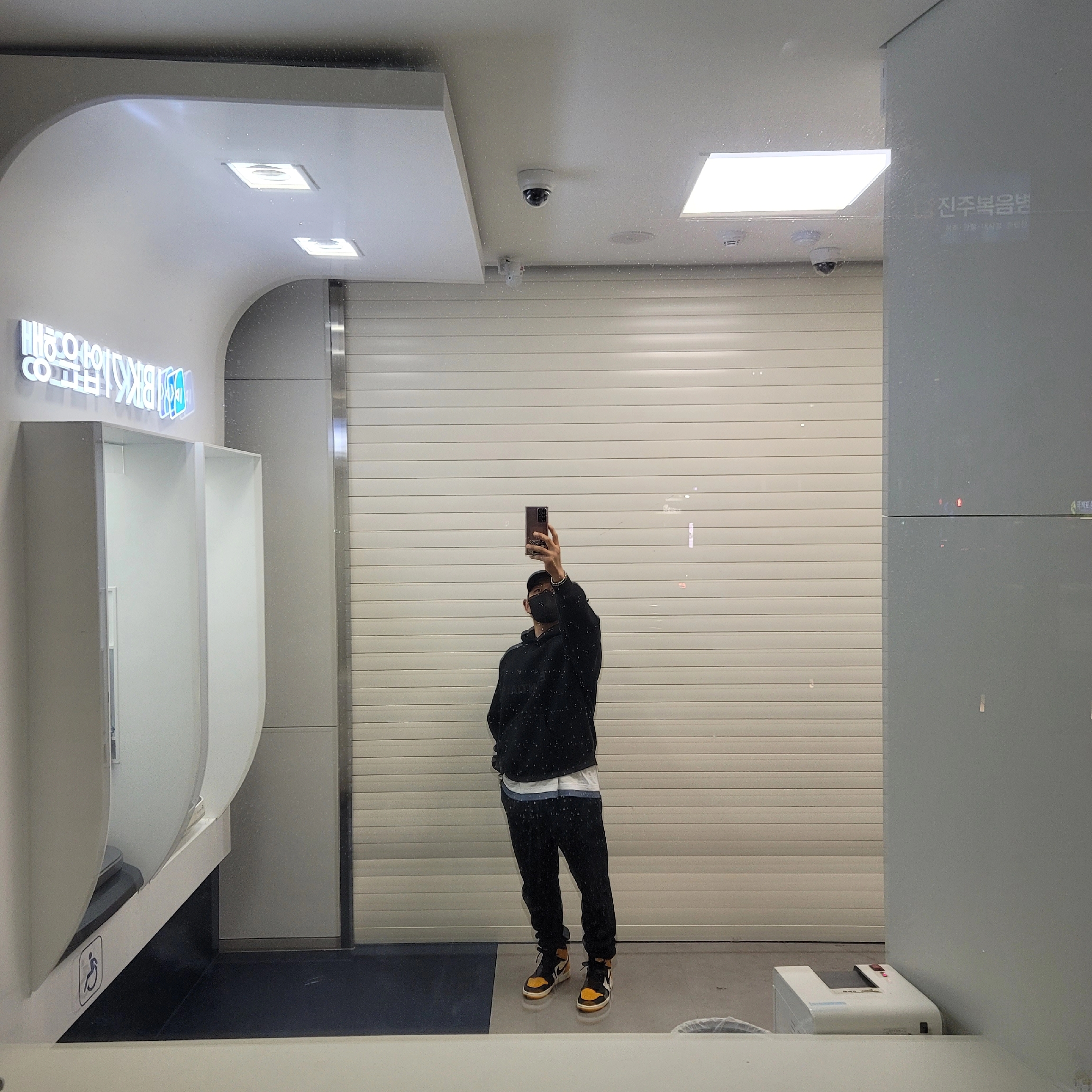 Jordan 1 Retro High OG Taxi, Essentials The Core Collection Sweatpants Black 착용 스타일