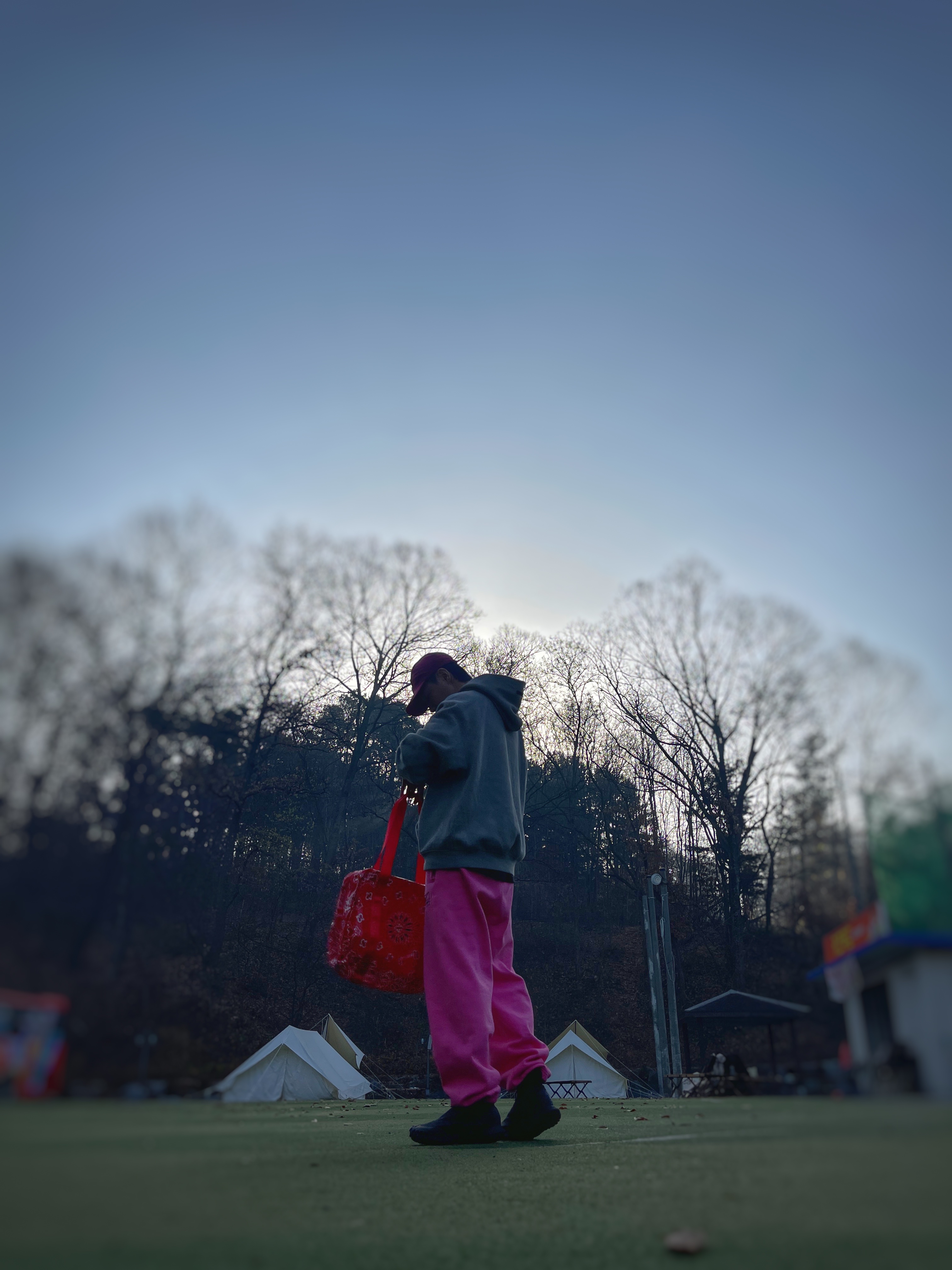 Supreme Bandana Tarp Small Duffle Bag Red - 21SS, Nike x Stussy NRG Washed Fleece Pants Lotus PInk (DO5296-670) 착용 스타일 - 2