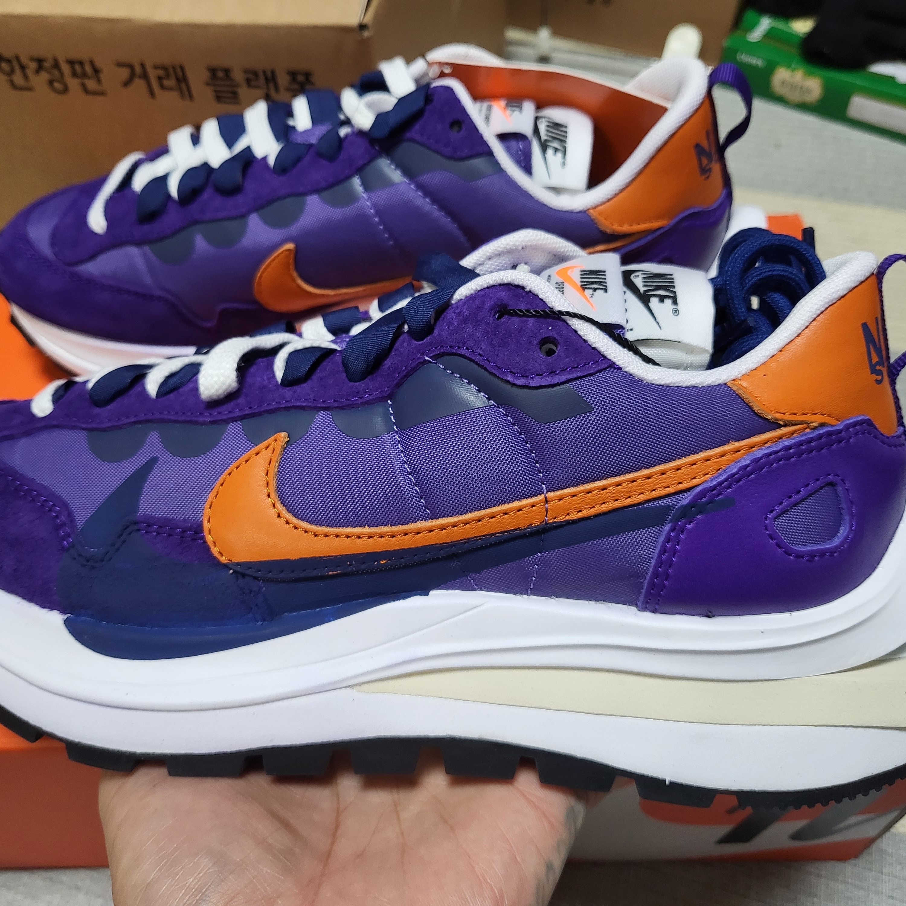 Nike x Sacai VaporWaffle Dark Iris 착용 스타일 - 1