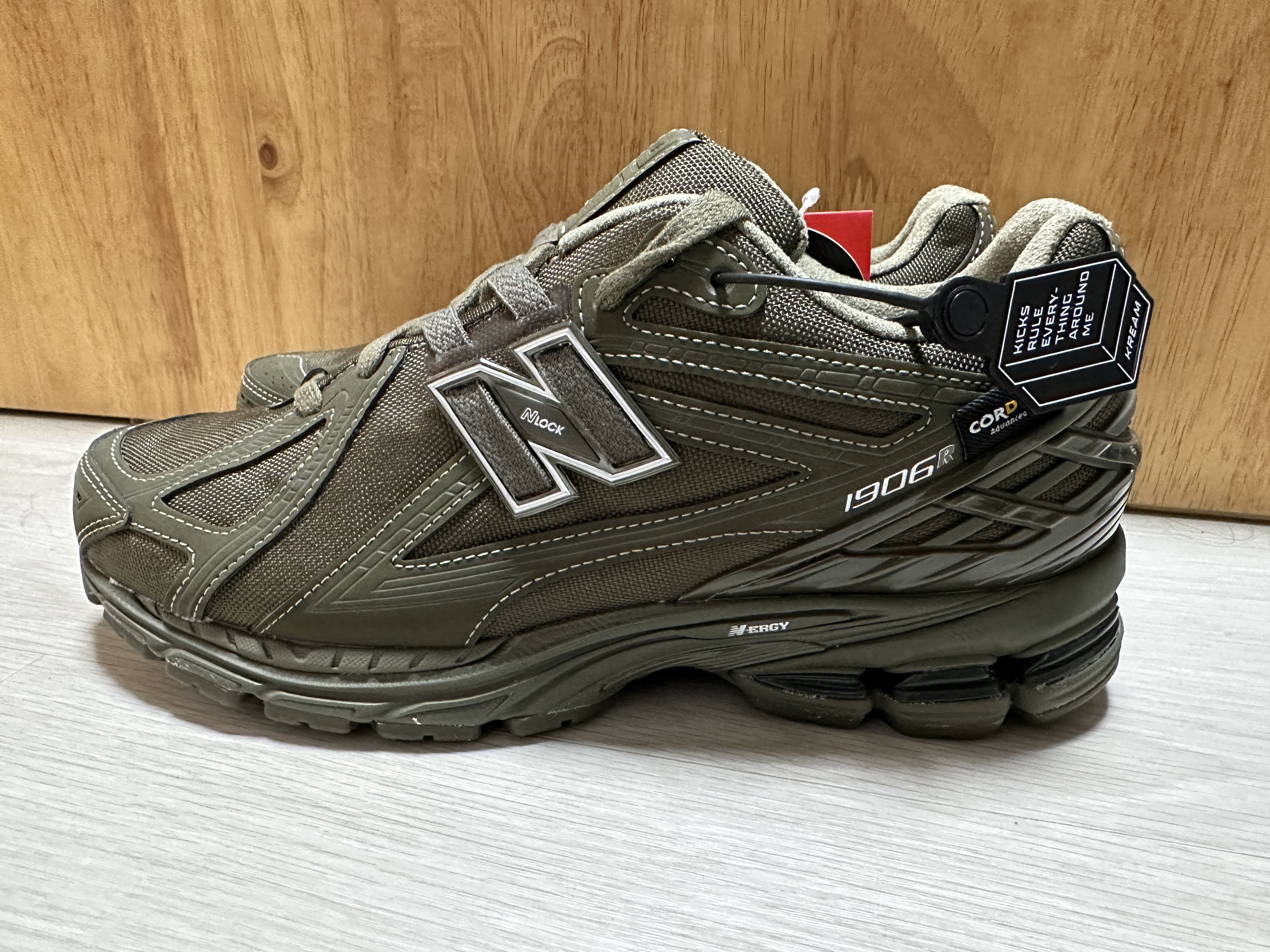 New Balance 1906R Olive 착용 스타일 - 1