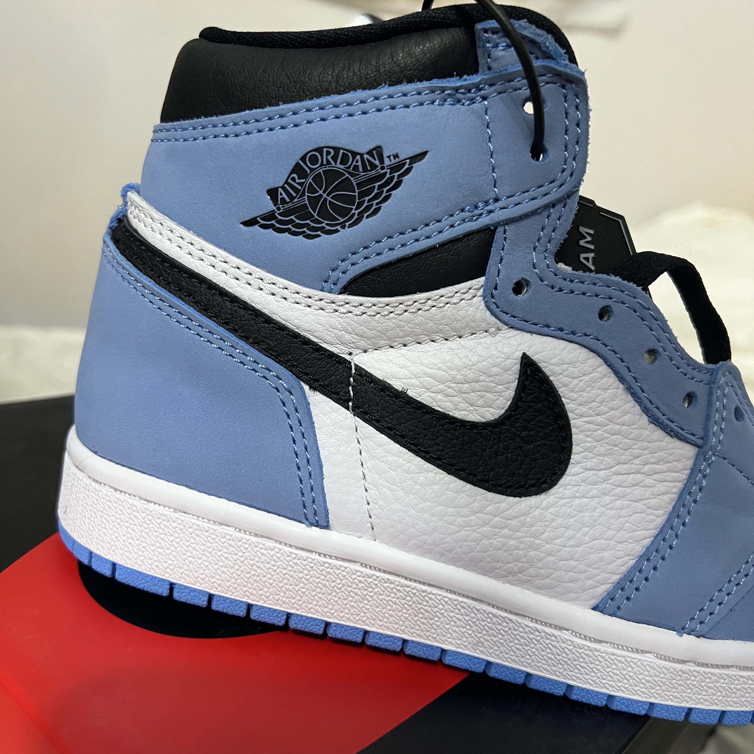 Jordan 1 Retro High OG University Blue 착용 스타일 - 3