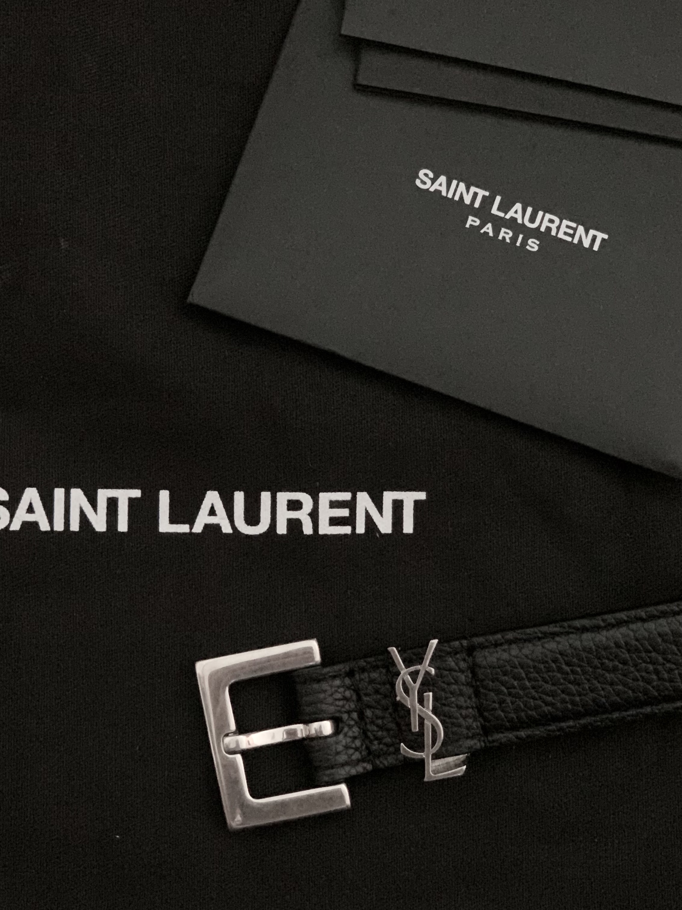 Saint Laurent Grained Leather Silver Monogram Slim Belt Black 착용 스타일 - 1