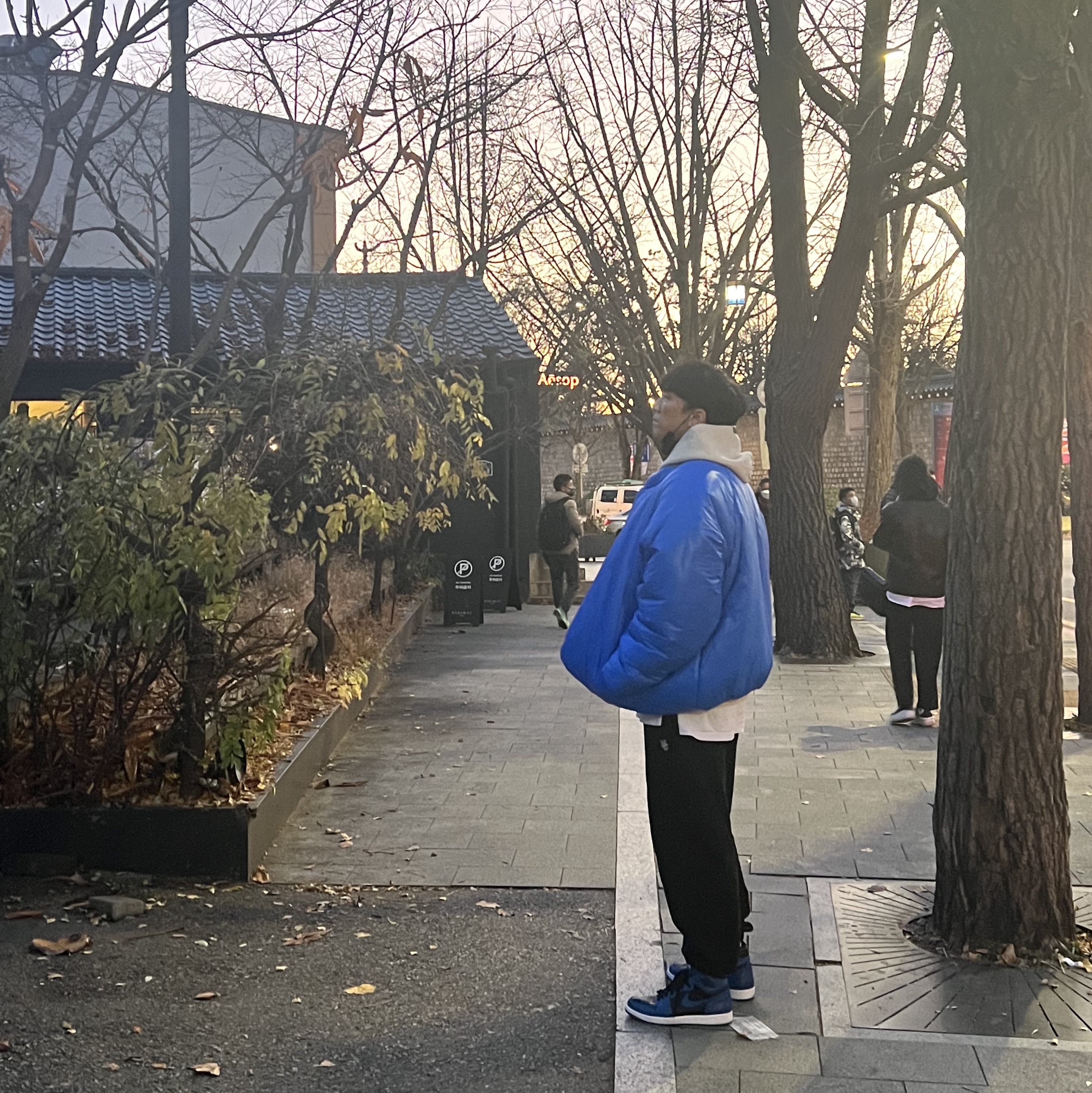 Essentials The Core Collection Hoodie Light Oatmeal, Yeezy Gap Round Jacket Blue 착용 스타일 - 1