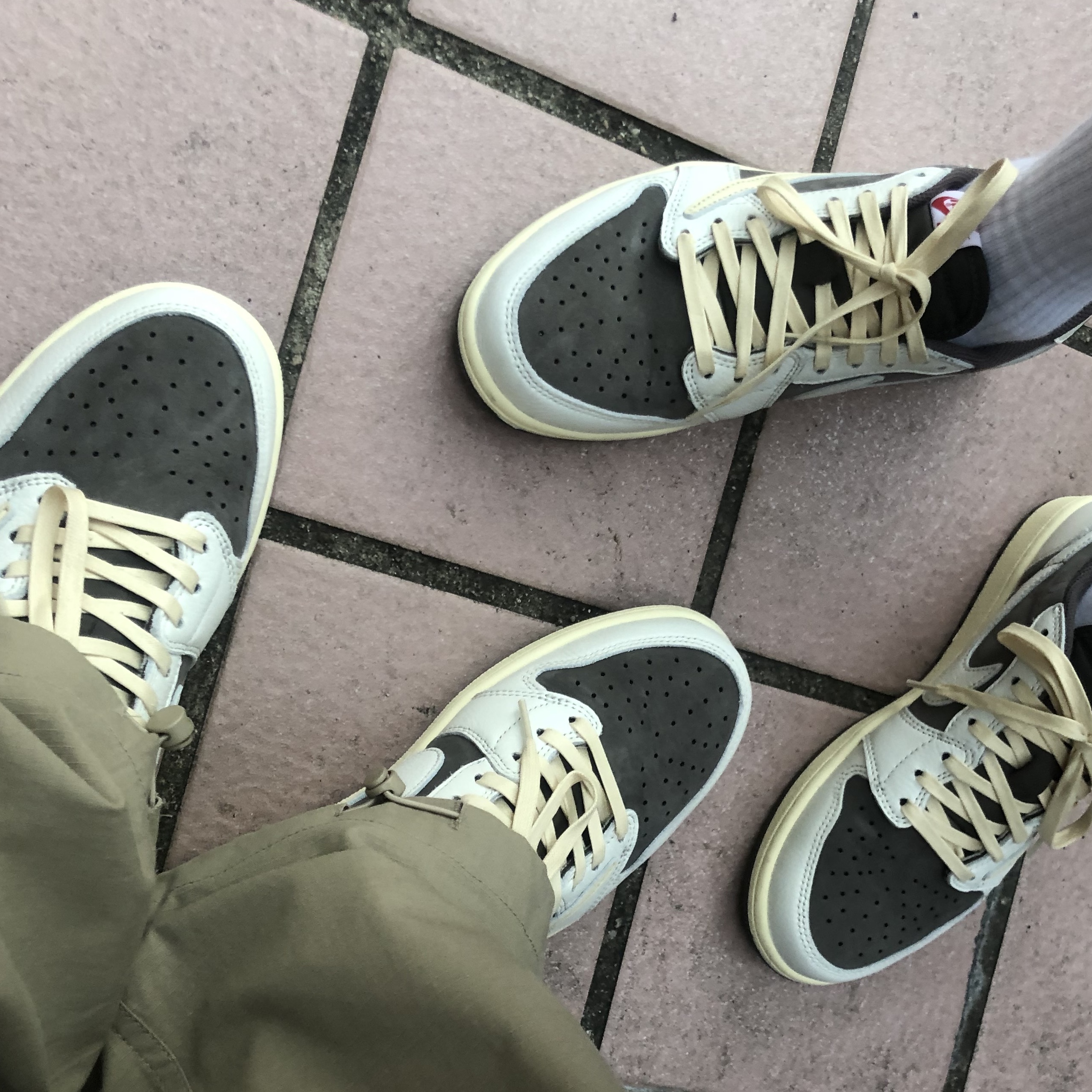 Jordan 1 x Travis Scott Retro Low OG SP Sail and Ridgerock 착용 스타일