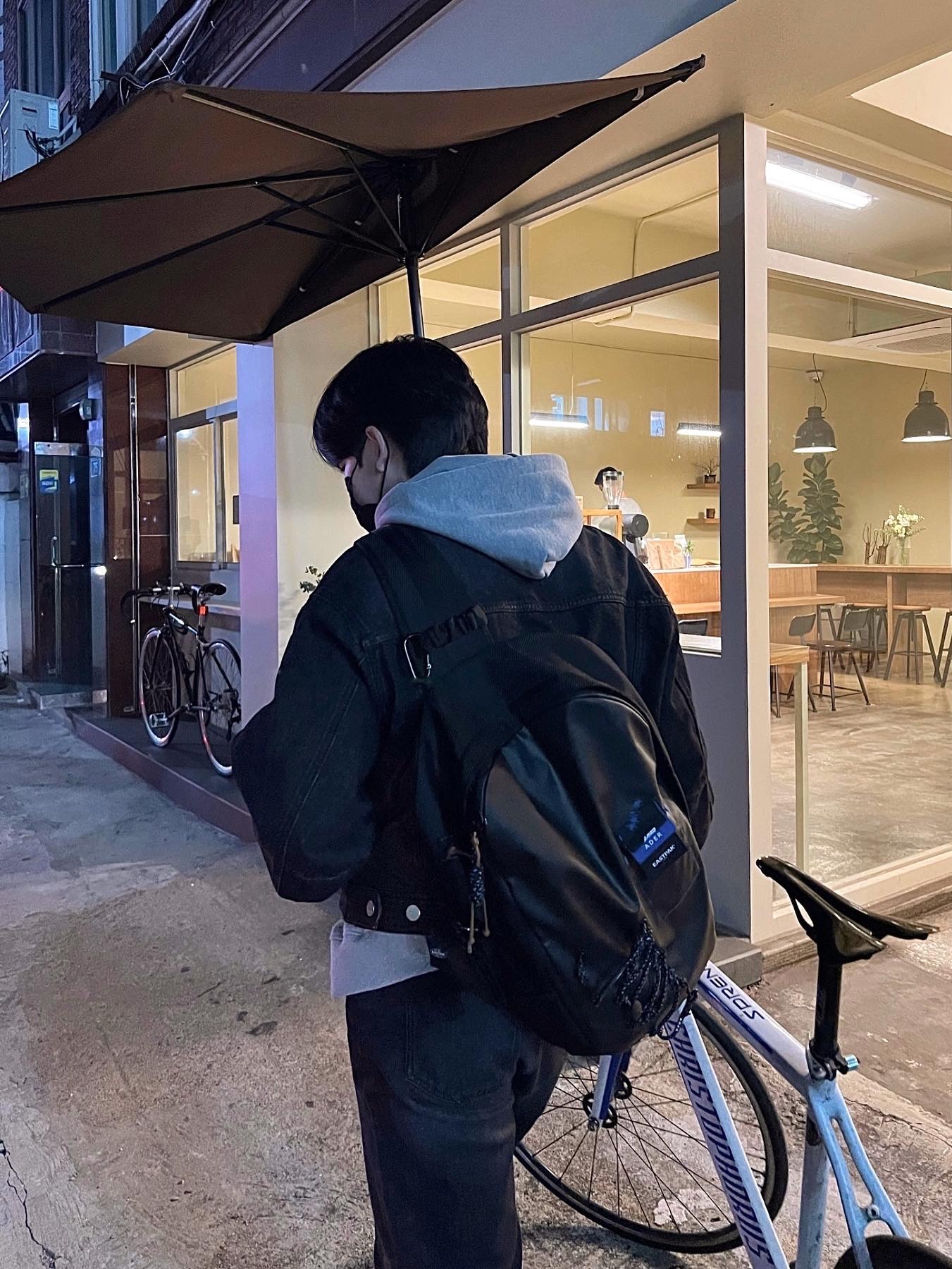 Ader Error x Eastpak Up-Down Sling Black 착용 스타일