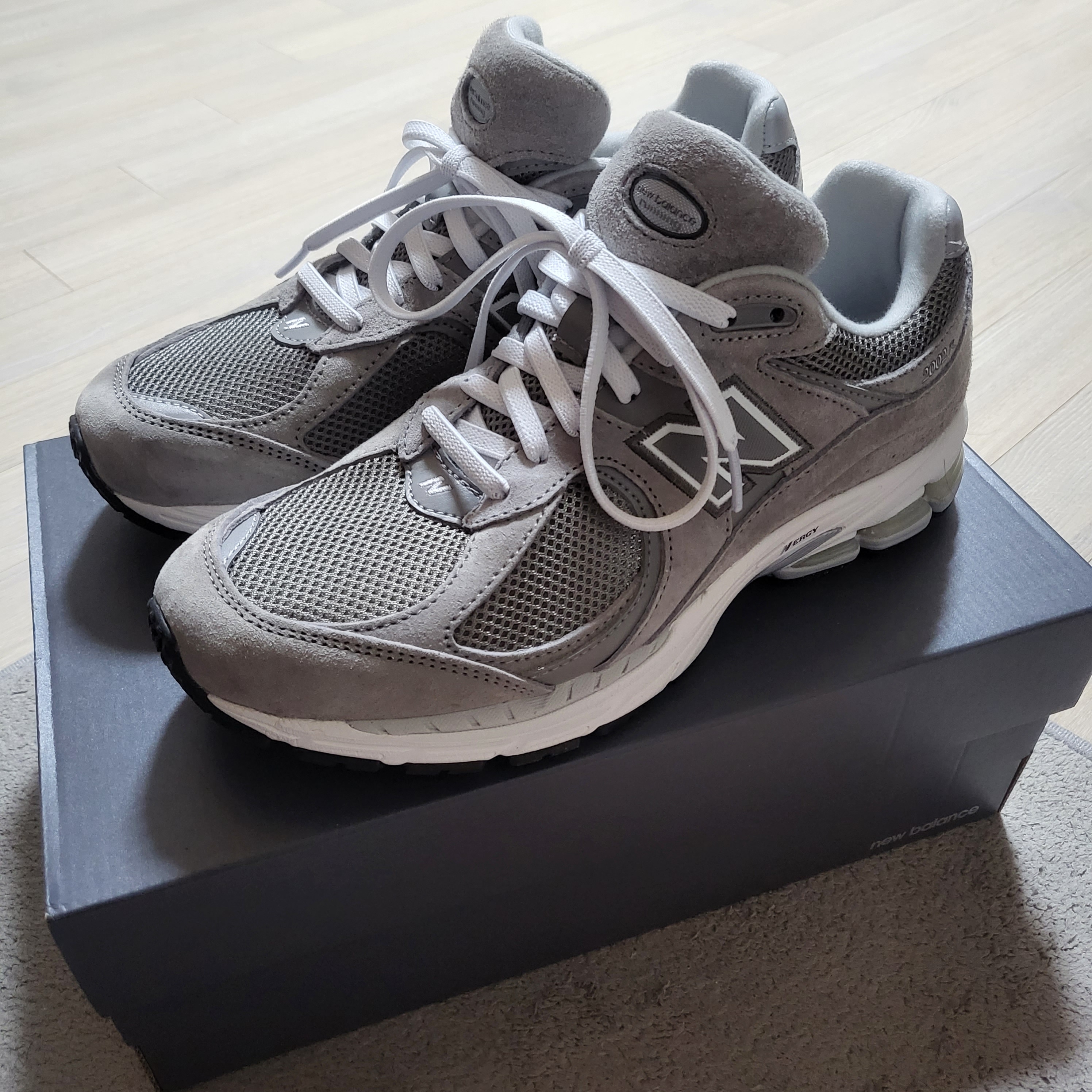 New Balance 2002R Marblehead White 착용 스타일