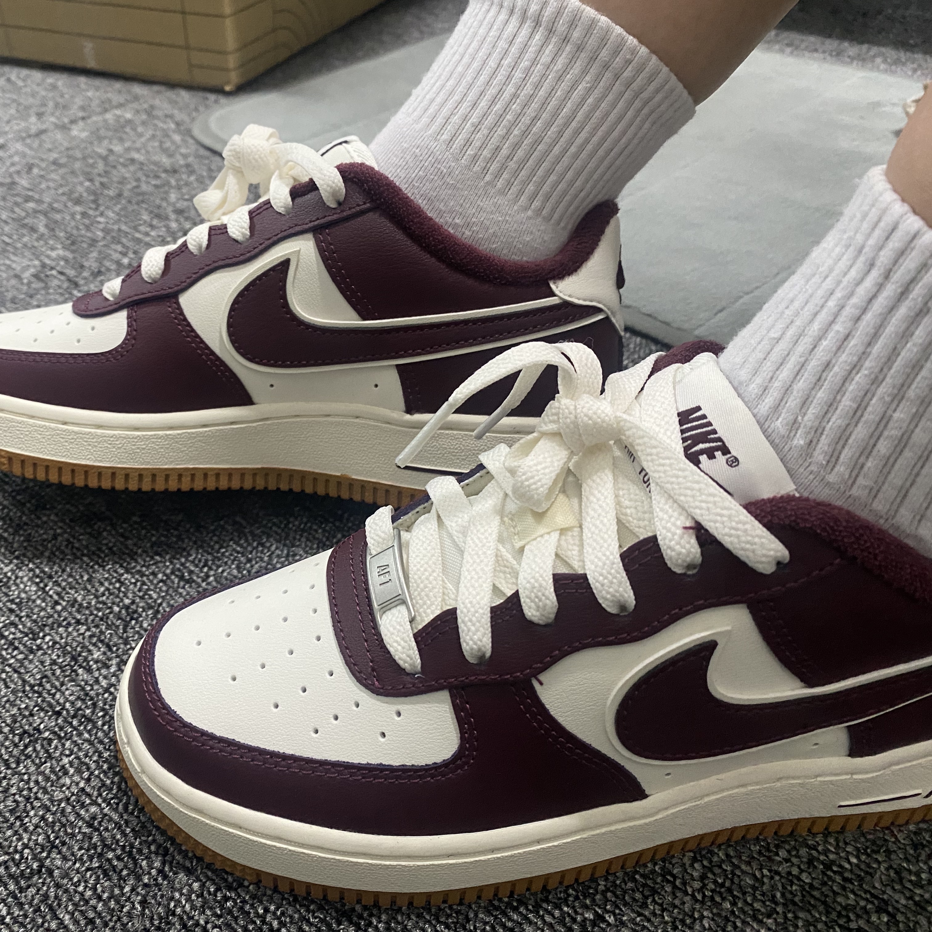 (GS) Nike Air Force 1 LV8 3 Night Maroon 착용 스타일 - 1