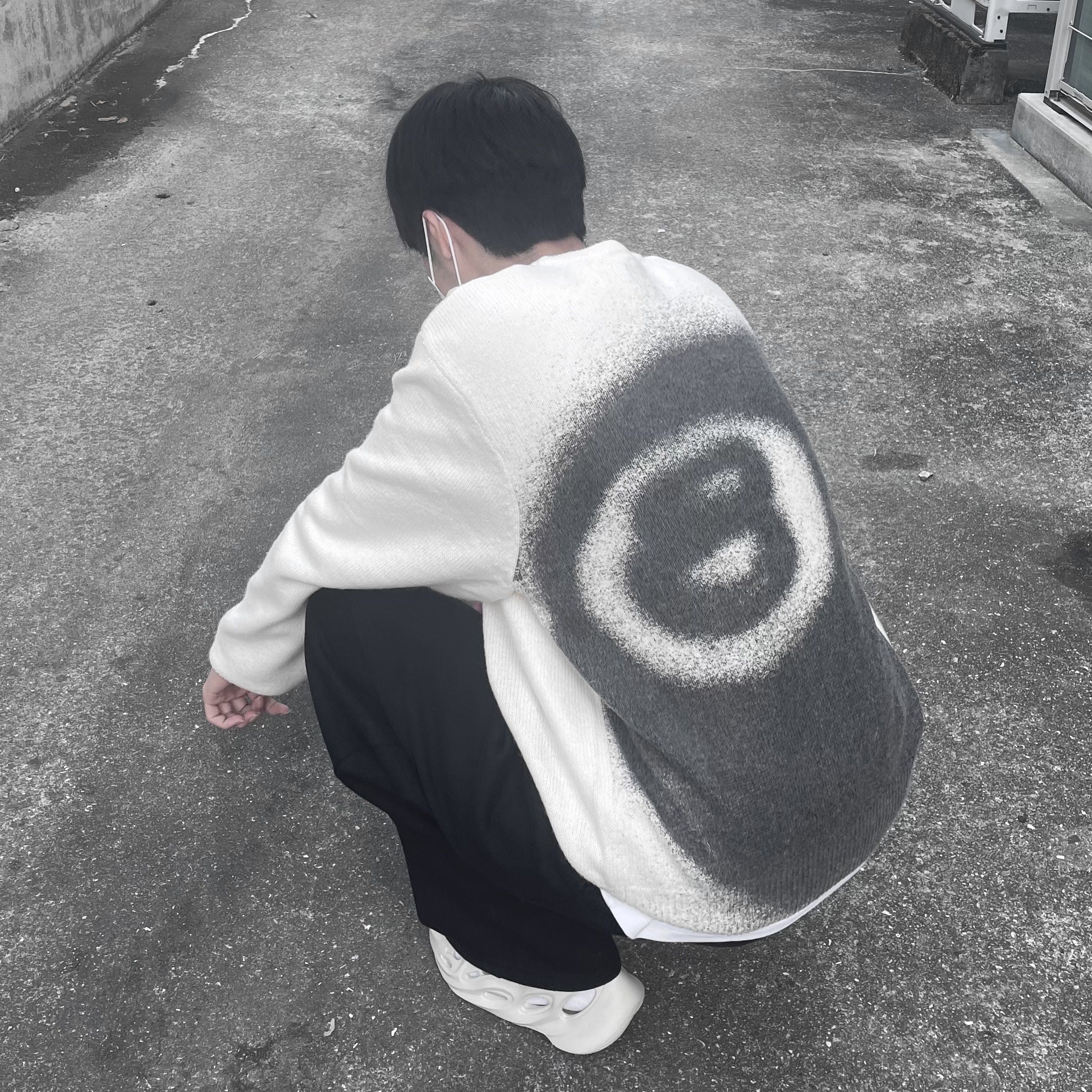 Stussy 8 Ball Spray Sweater Ivory, Adidas Yeezy Foam RNNR Sand 착용 스타일 - 1