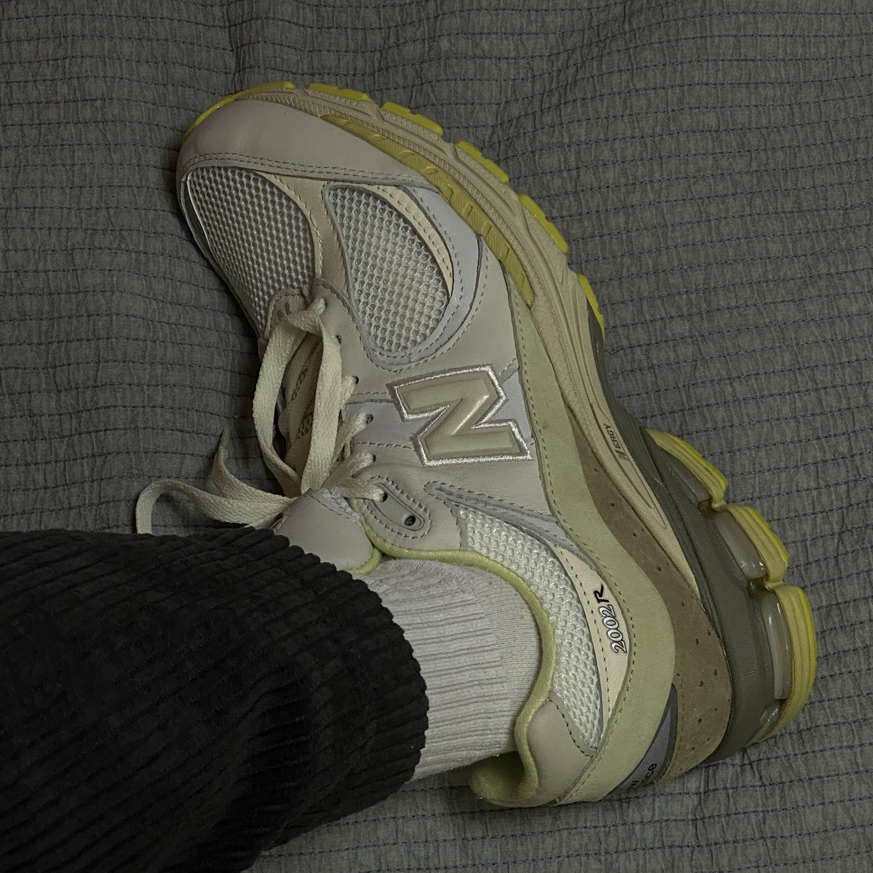 New Balance x Auralee 2002R White 착용 스타일 - 1