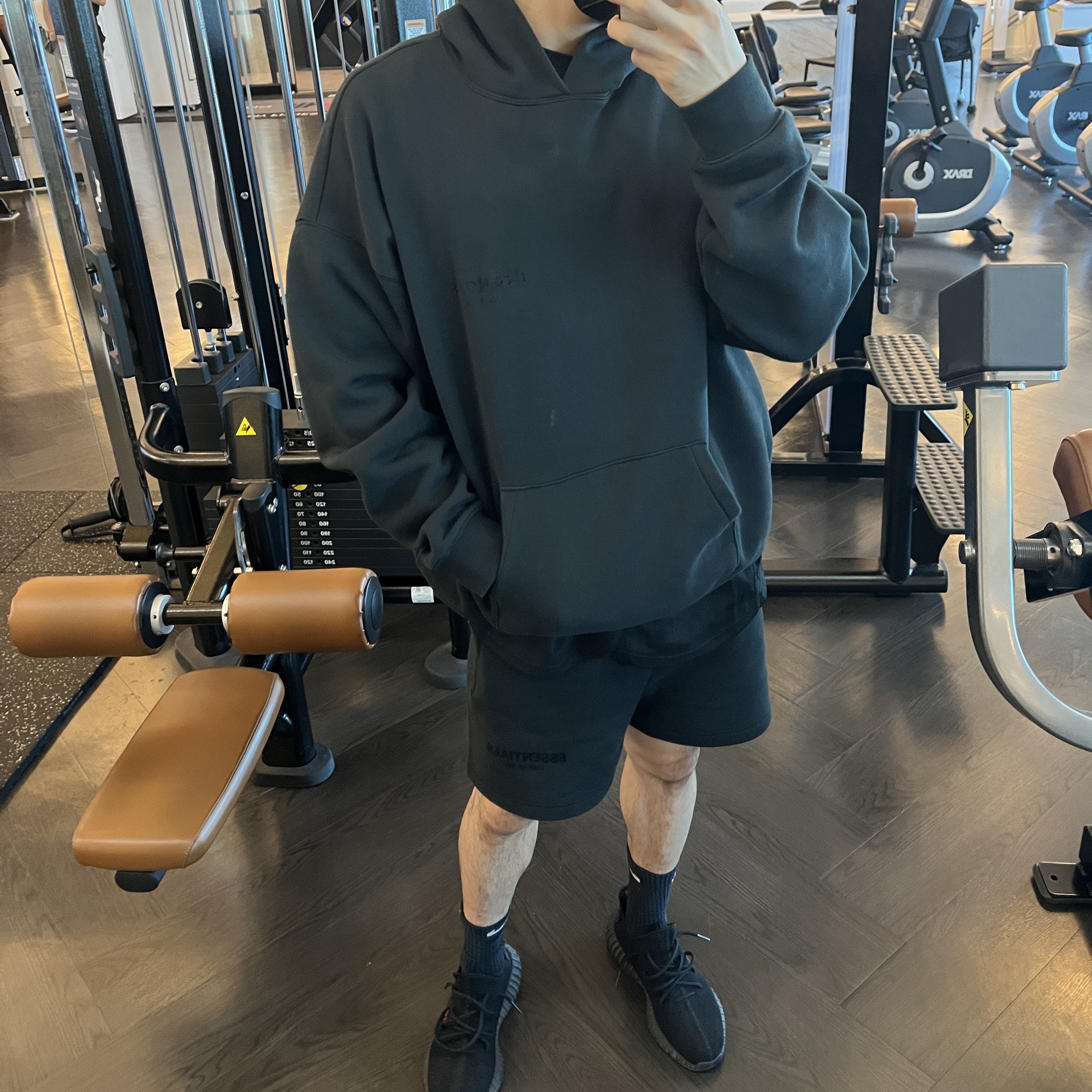 Essentials The Core Collection Hoodie Stretch Limo, Essentials The Core Collection Sweatshorts Stretch Limo 착용 스타일