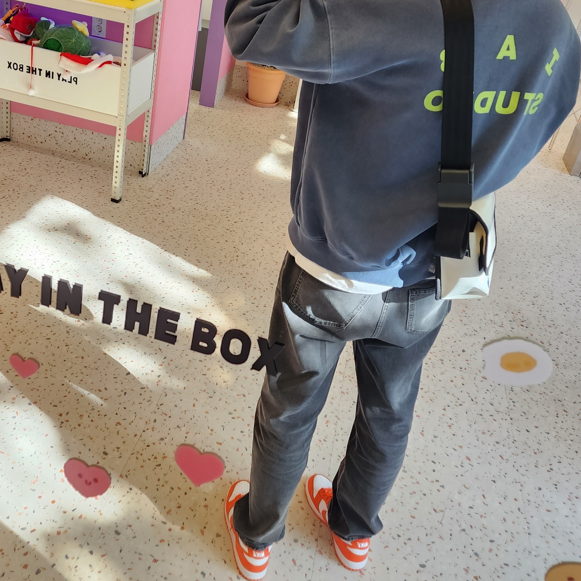 IAB Studio Pigment Sweatshirt Navy, Ader Error Small Trace Esty Messanger Bag White 착용 스타일