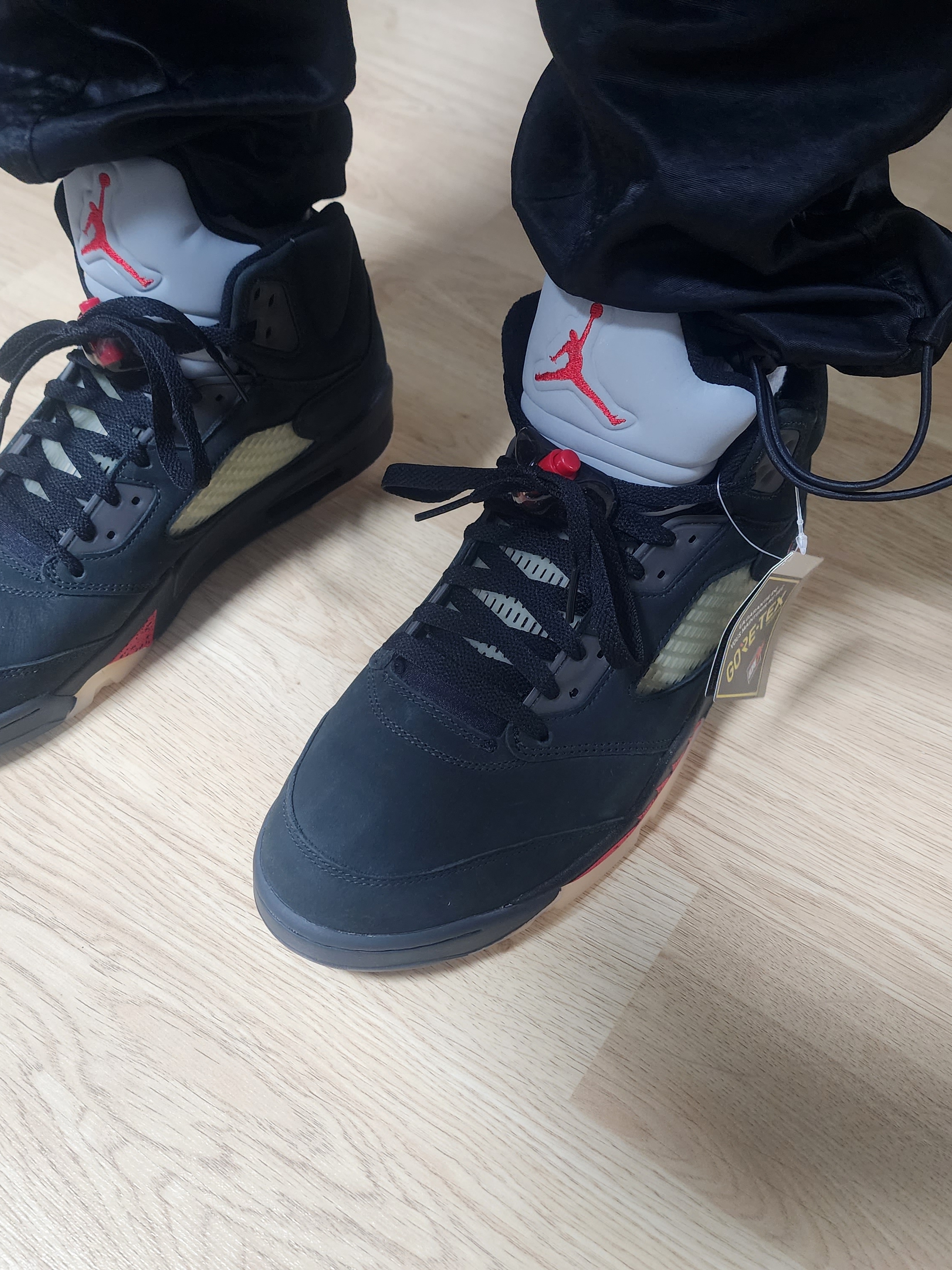 (W) Jordan 5 Retro Gore-Tex Off Noir Fire Red 착용 스타일 - 1