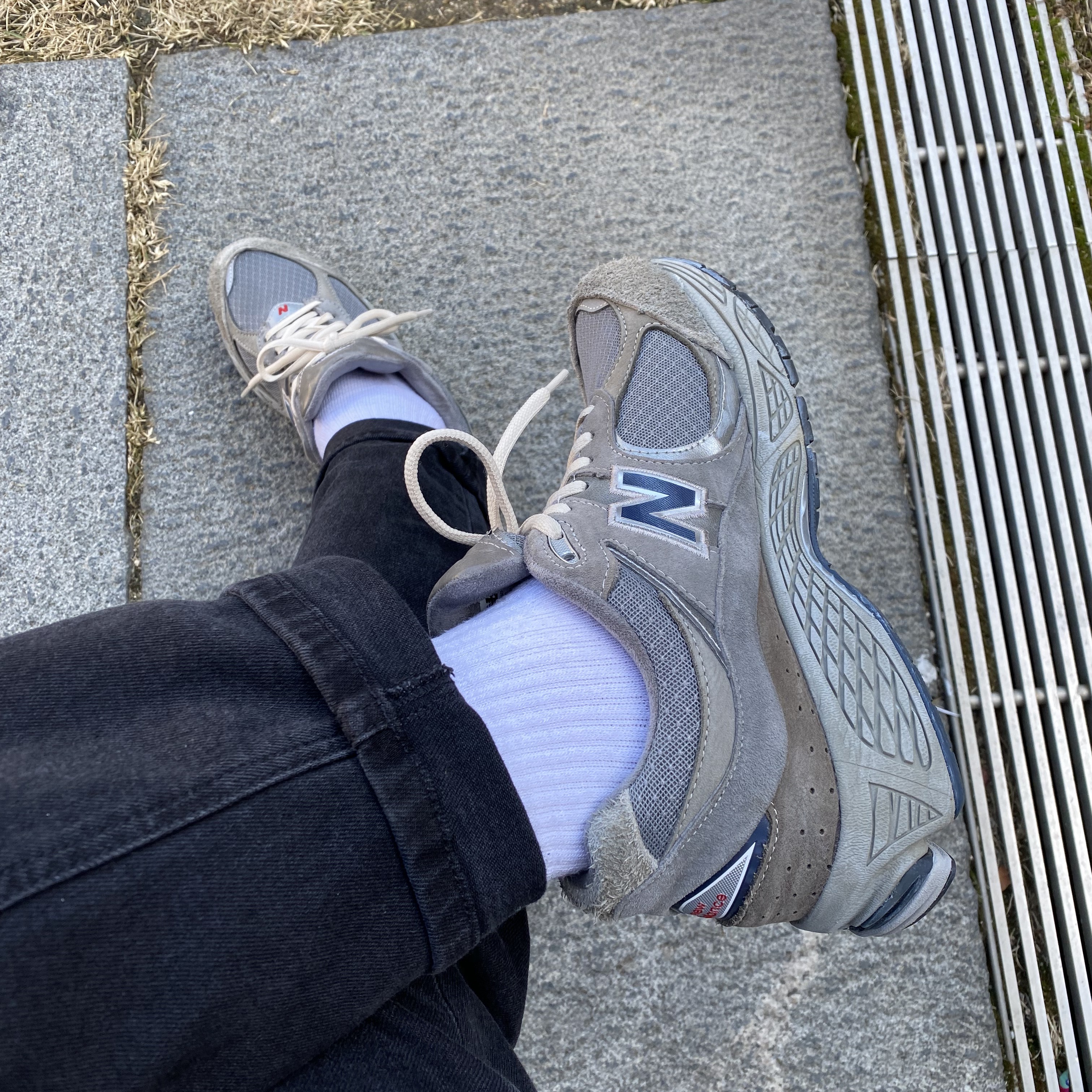 New Balance 2002R Premium Vintage Grey 착용 스타일 - 1