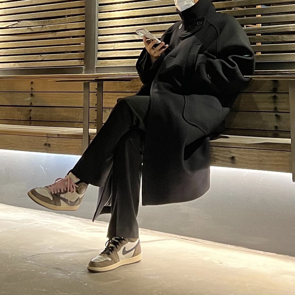 Jordan 1 x Travis Scott Retro High OG SP Mocha, Undermycar Legion.02 Balmacaan Oversized Wool Coat Black 착용 스타일