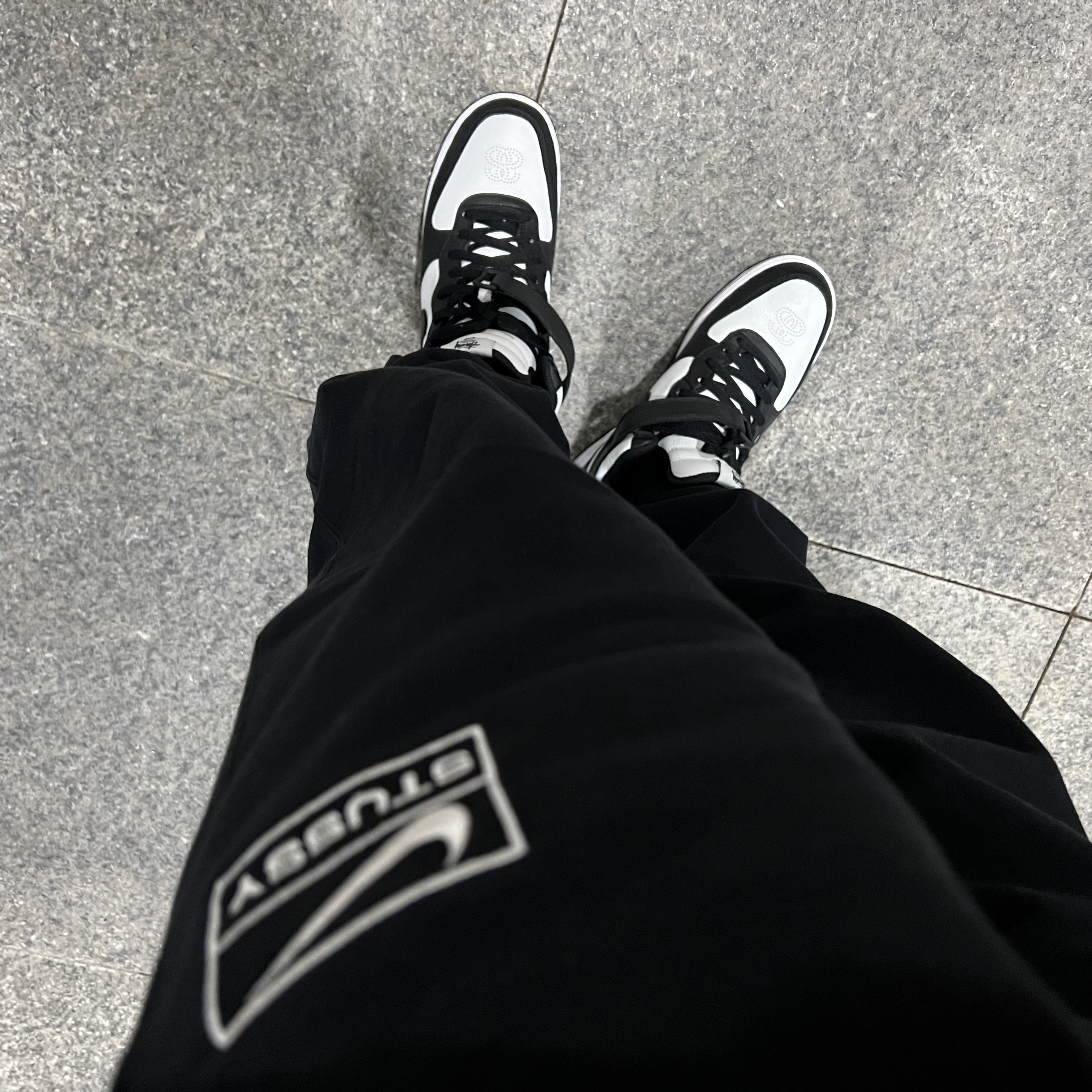 Nike x Stussy Air Force 1 '07 Mid SP Black and Light Bone, Nike x Stussy NRG RA Washed Fleece Pants Black (DN4030-010) 착용 스타일