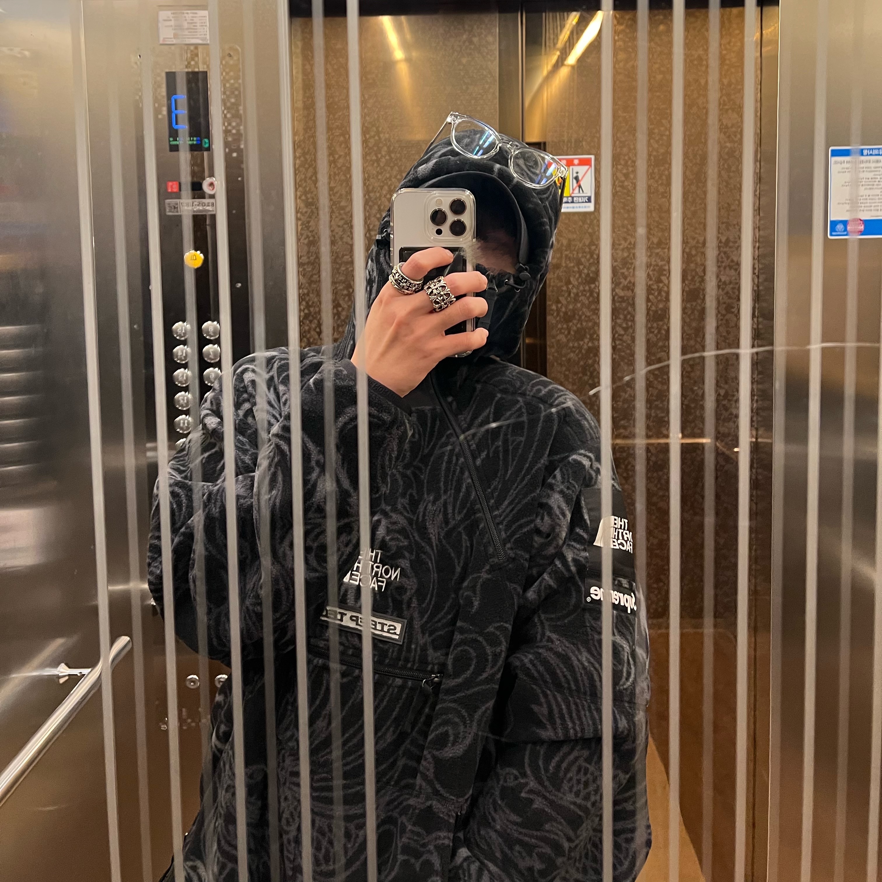 Supreme x The North Face Steep Tech Fleece Pullover Black Dragon - 22FW 착용 스타일
