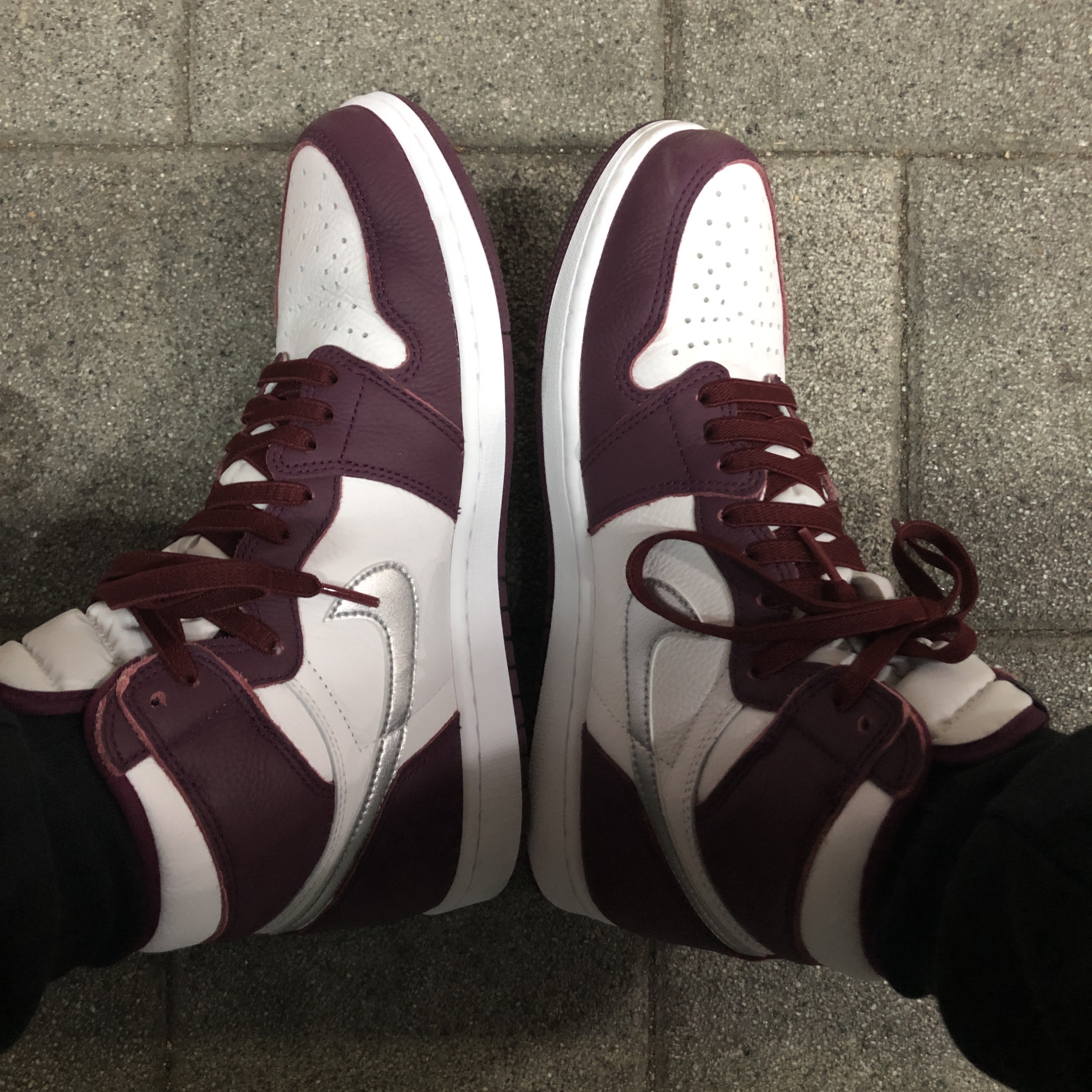 Jordan 1 Retro High OG Bordeaux 착용 스타일 - 2
