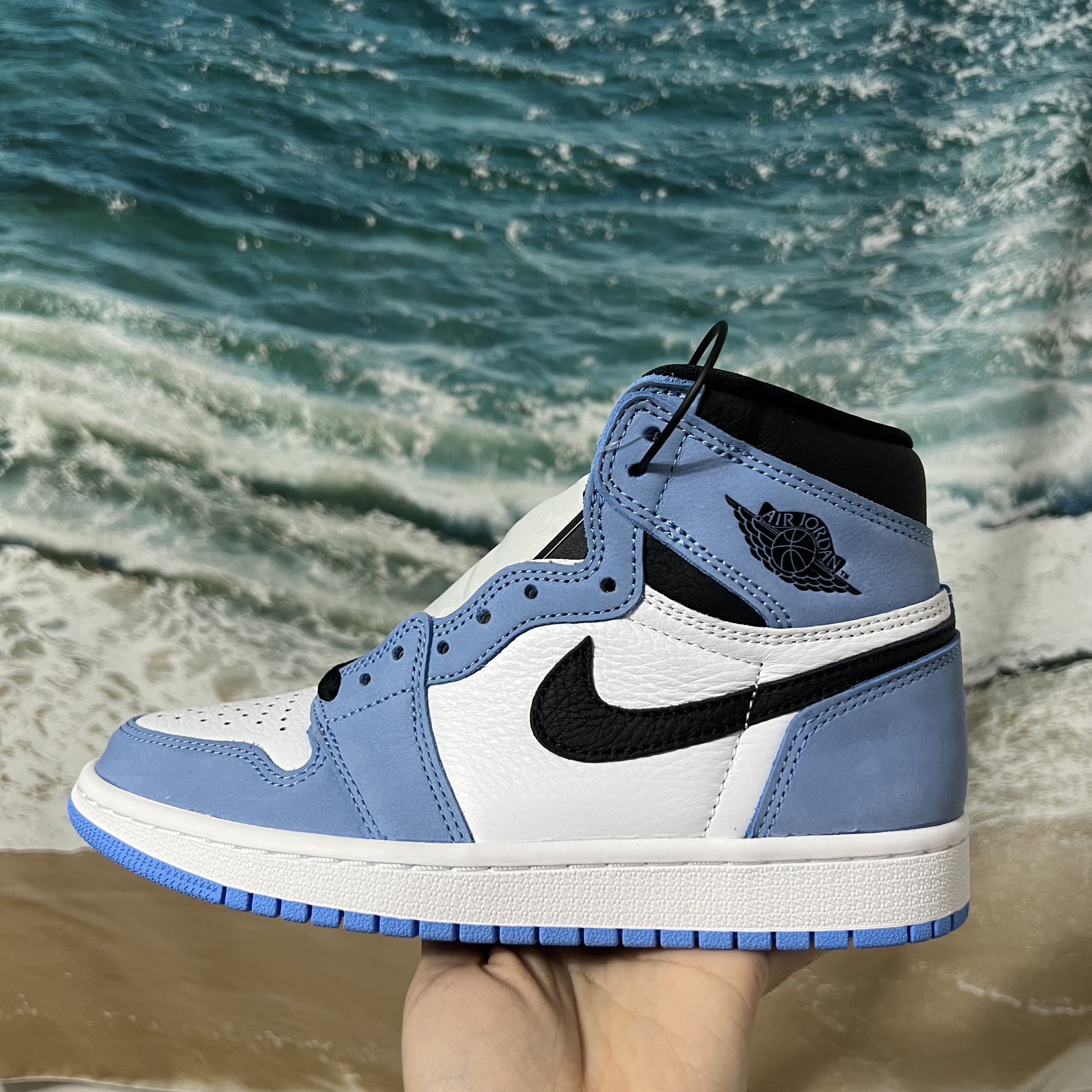 Jordan 1 Retro High OG University Blue 착용 스타일 - 1