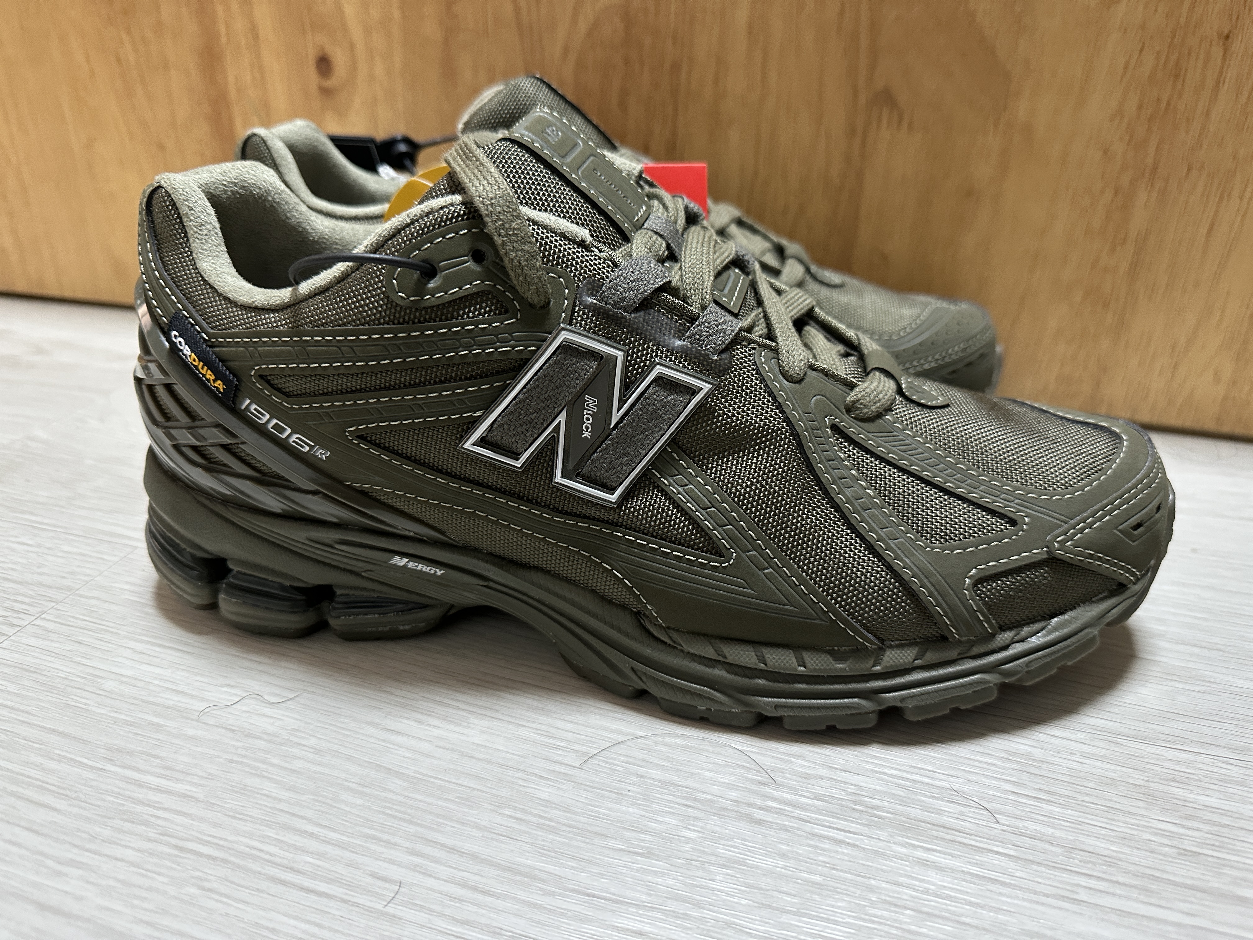 New Balance 1906R Olive 착용 스타일 - 3