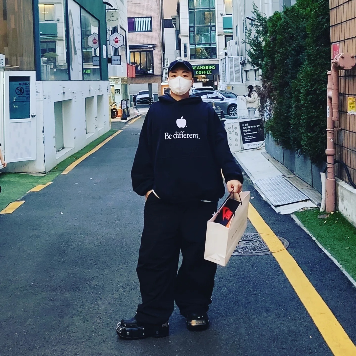 Balenciaga x Crocs Hardcrocs Slide Black, Balenciaga x Adidas Tracksuit Trousers Black 착용 스타일 - 5